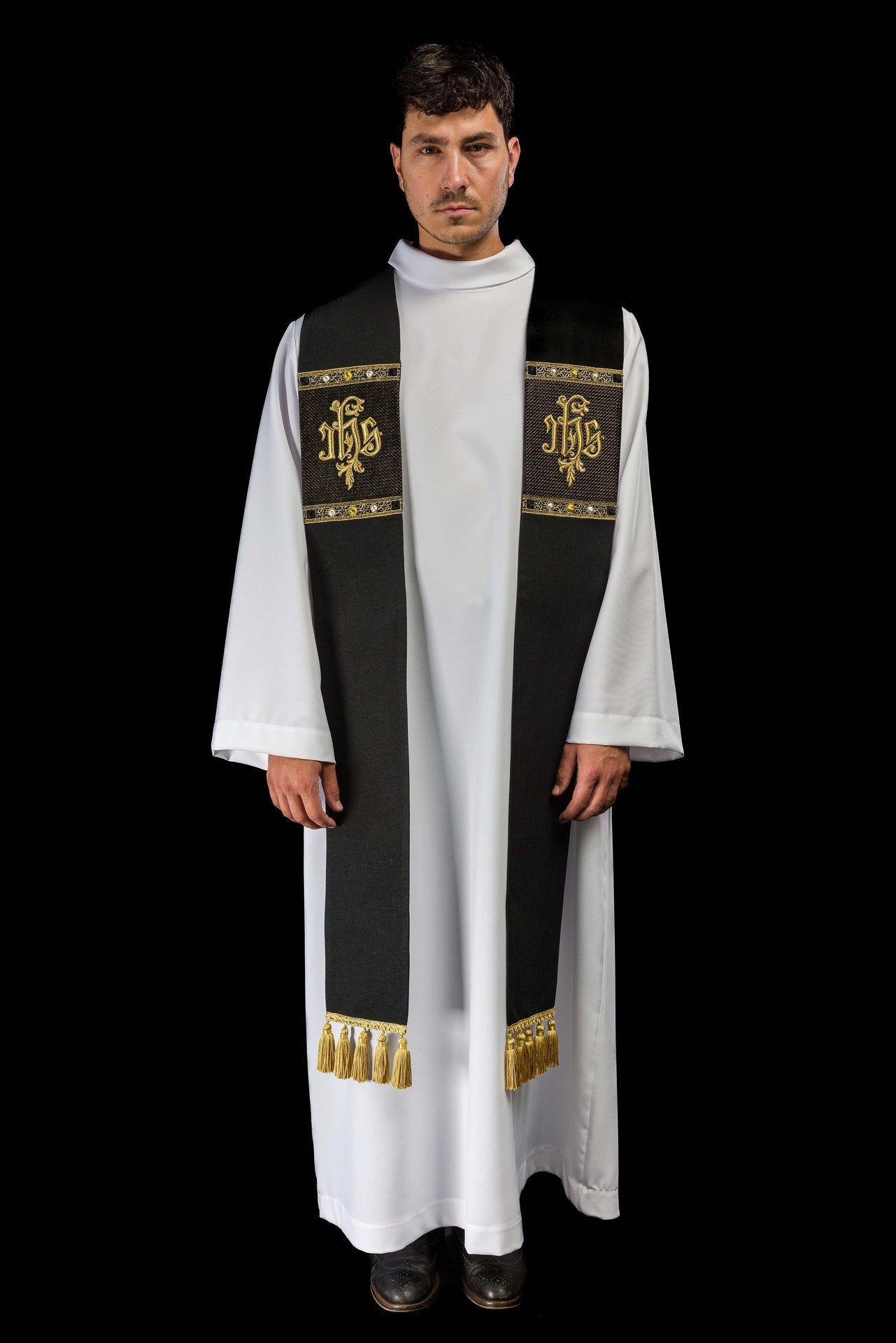 Estola bordada con motivo IHS en color negro S-2067-07-70 - CASULLAS.ES