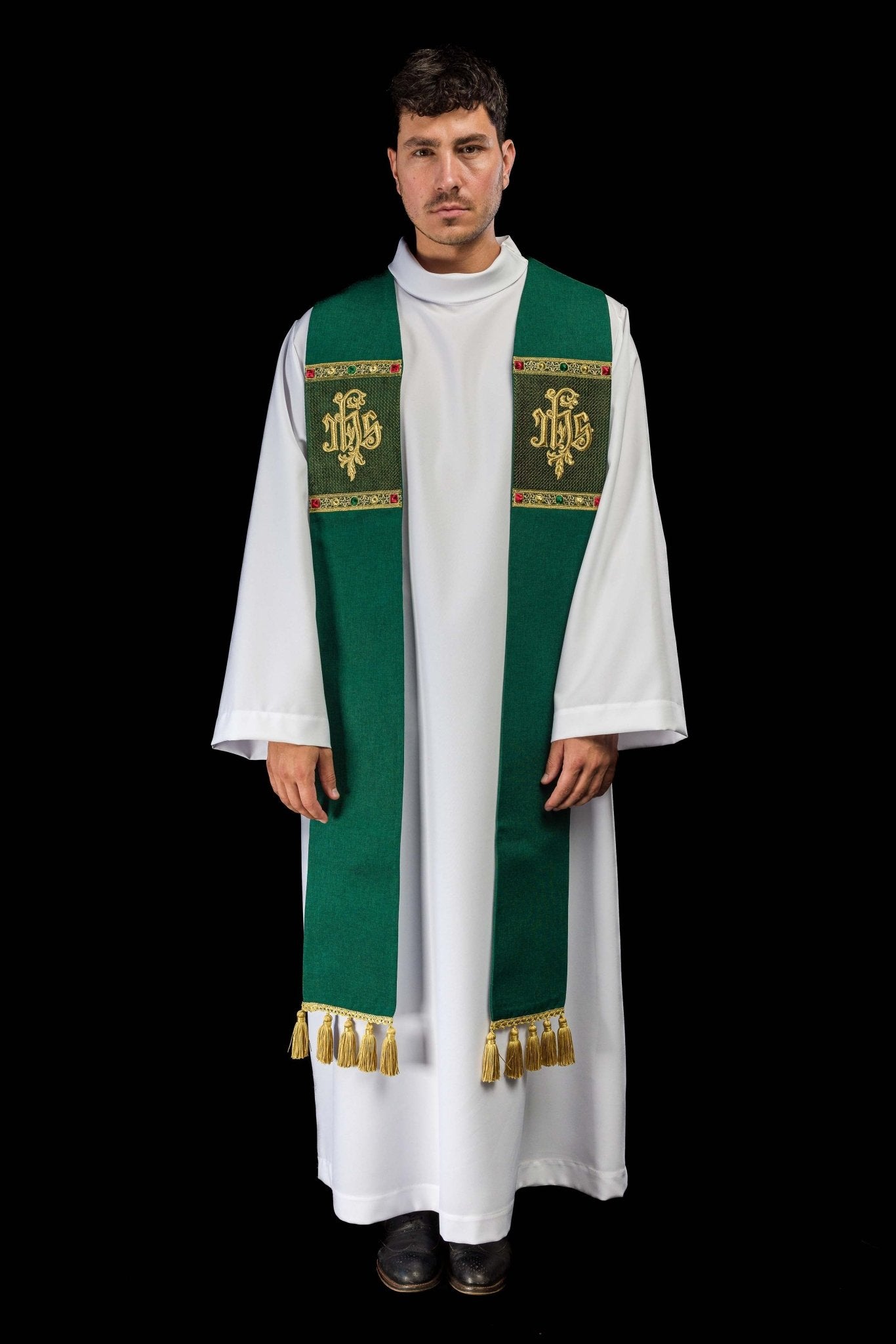 Estola bordada con motivo IHS en color verde S-2067-01-70 - CASULLAS.ES