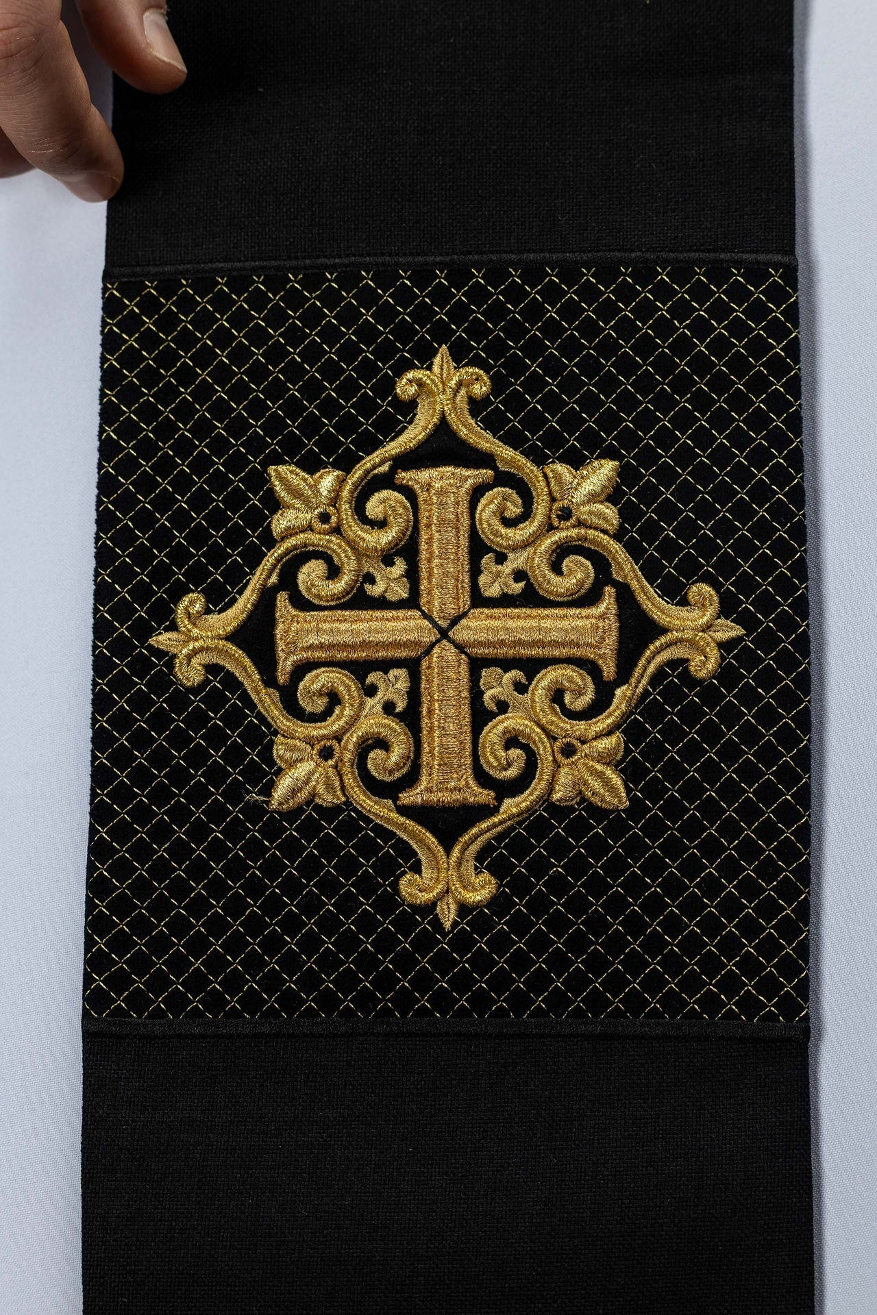 Estola bordada con símbolo de cruz de terciopelo negro LE/2029/07 - CASULLAS.ES