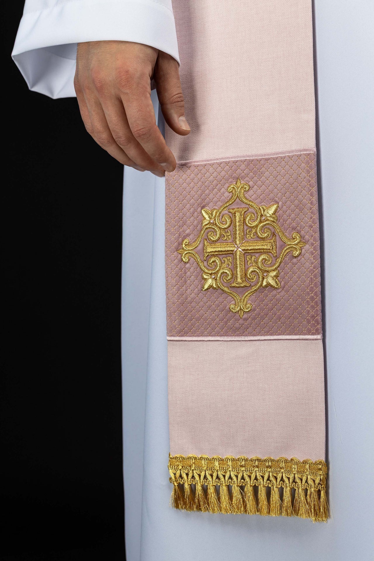 Estola bordada con símbolo de cruz de terciopelo rosa LE/2029/08 - CASULLAS.ES