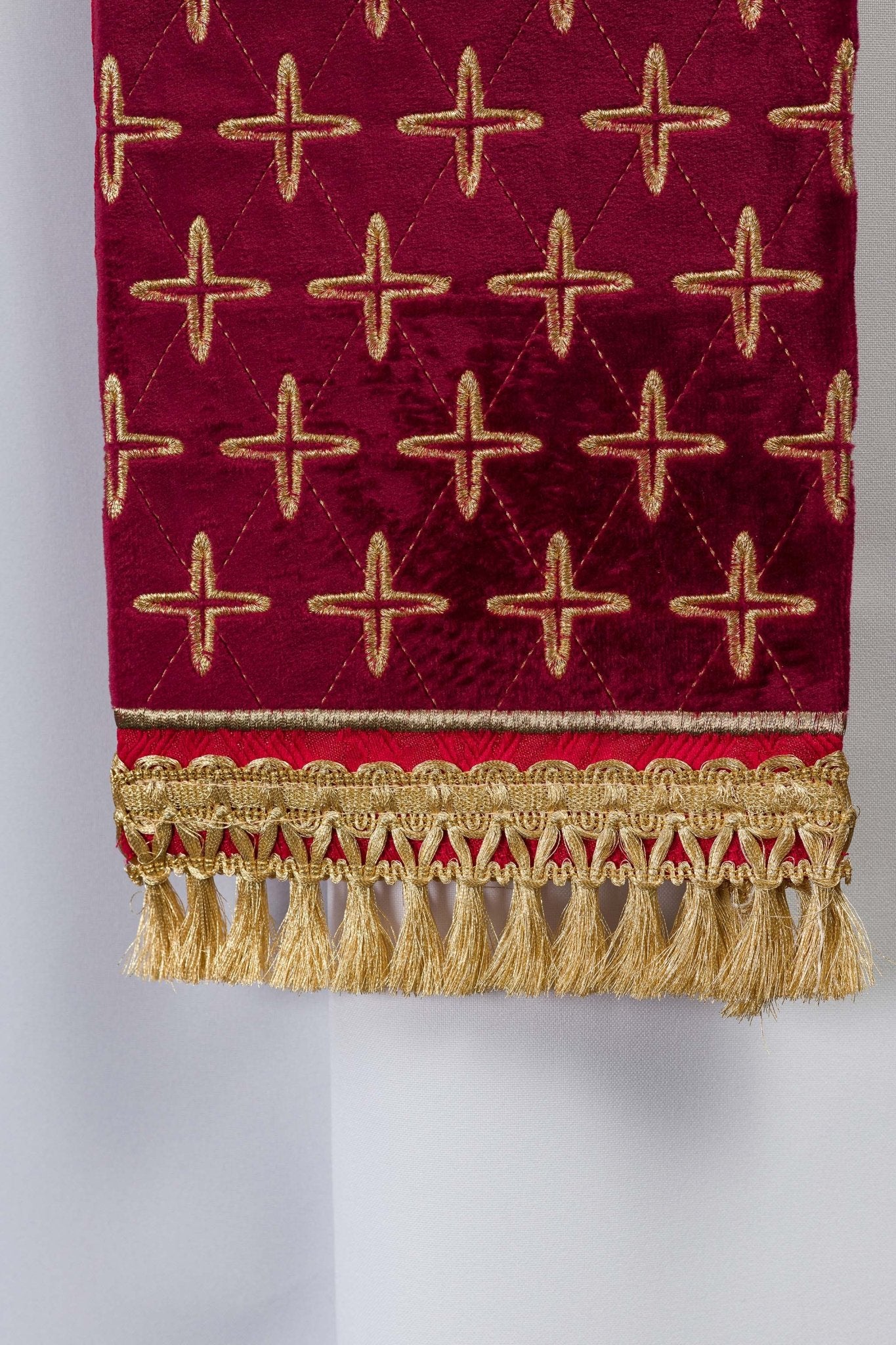 Estola jacquard bordada con motivos de cruces rojo S-2054-02-67 - CASULLAS.ES