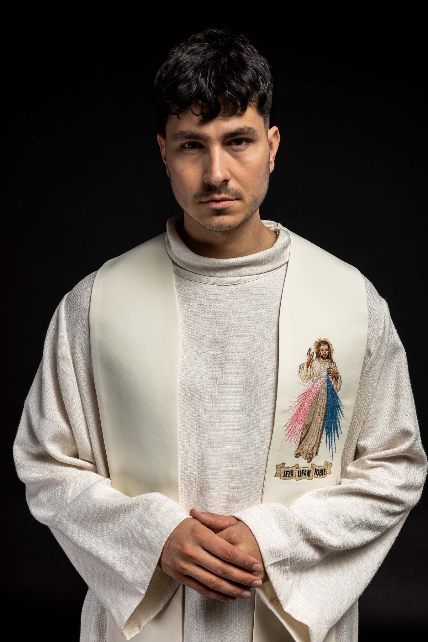 Estola marfil con bordado Jesús misericordioso "Jesús confío en ti" KST/071/05/01 ECRU - CASULLAS.ES