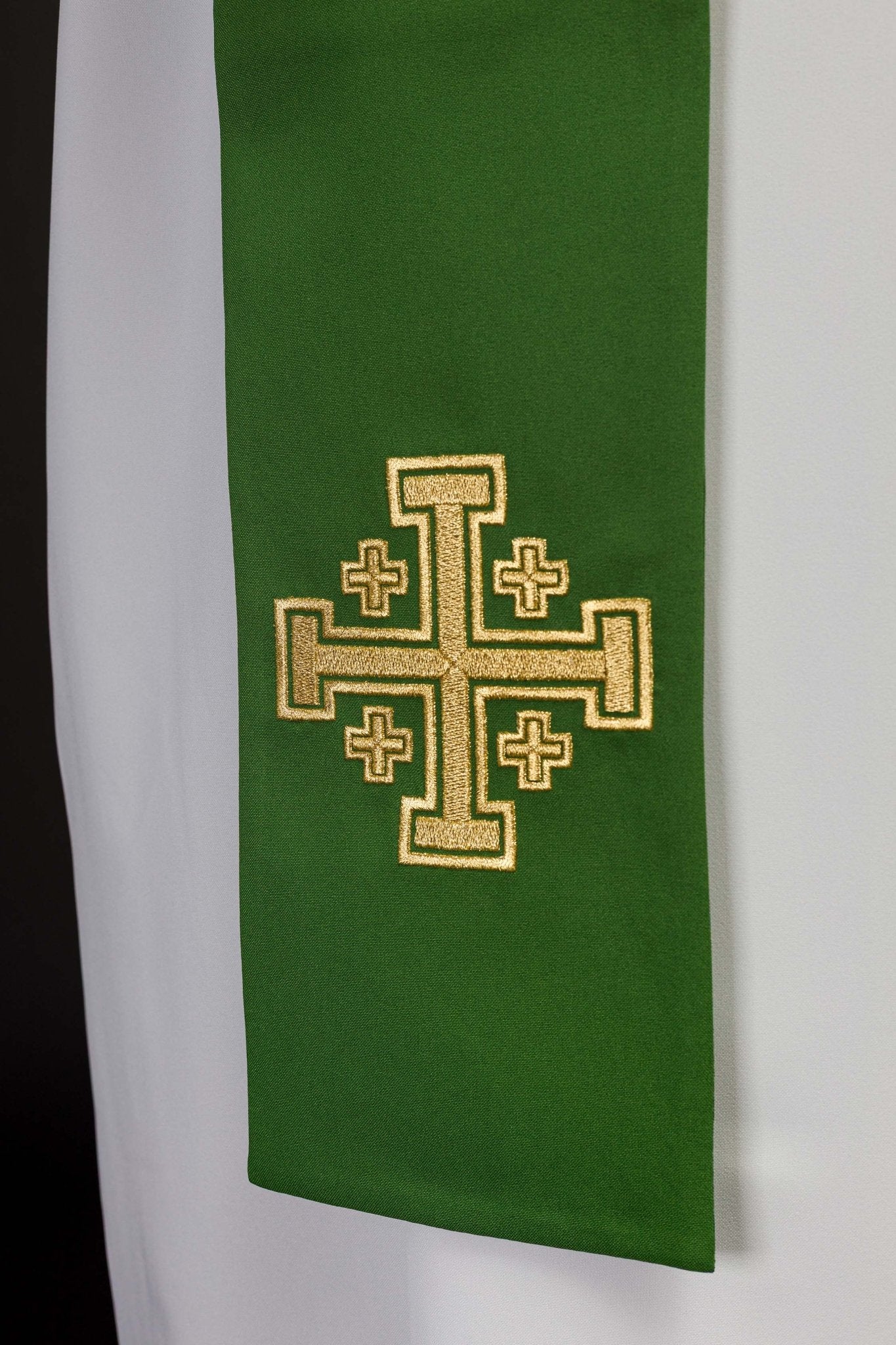 Estola verde con bordado Cruz de Jerusalén KST/046/01/01 ZIELONY - CASULLAS.ES