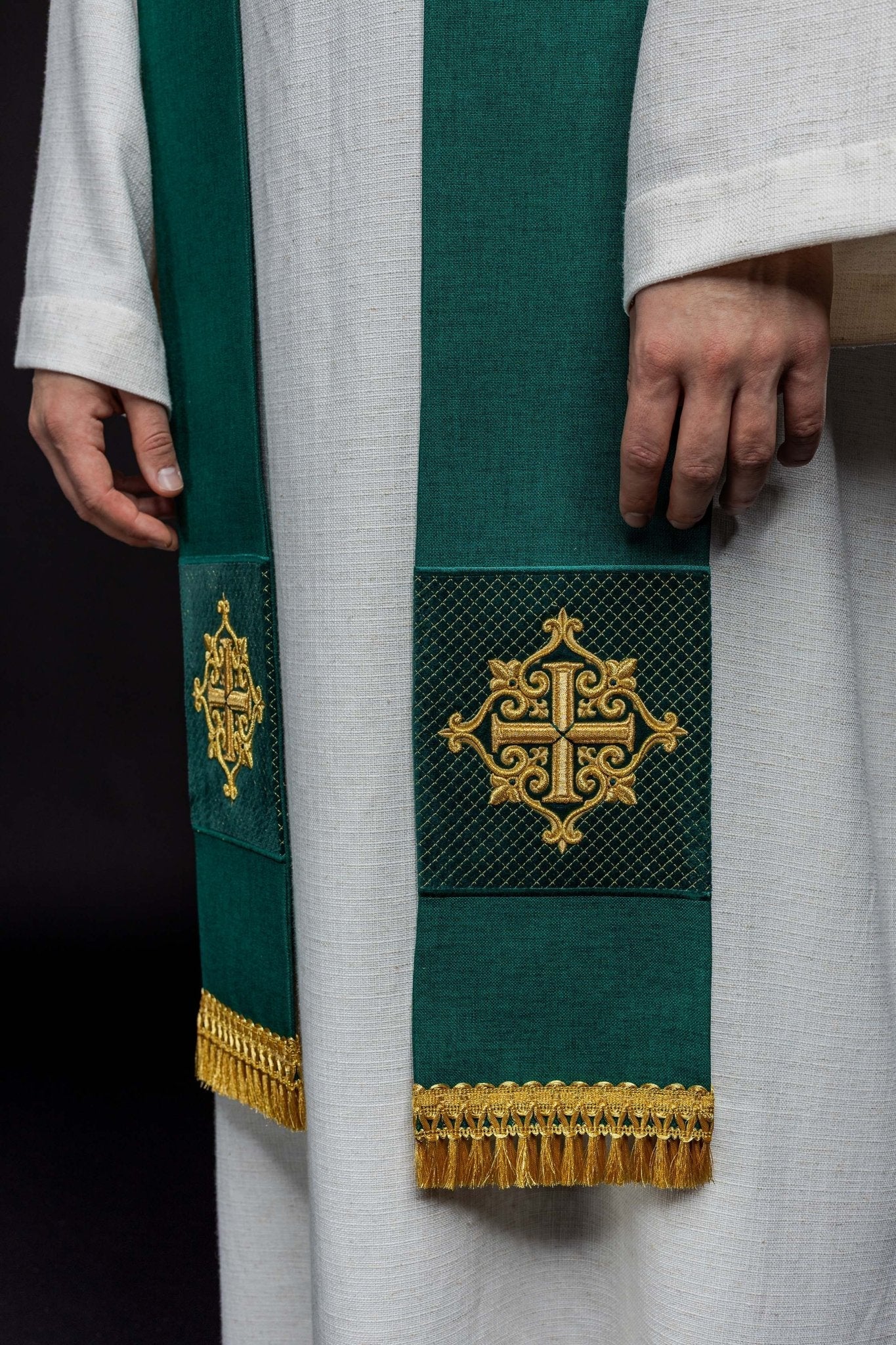 Estola verde terciopelo con bordado Cruz LE/2029/01 - CASULLAS.ES