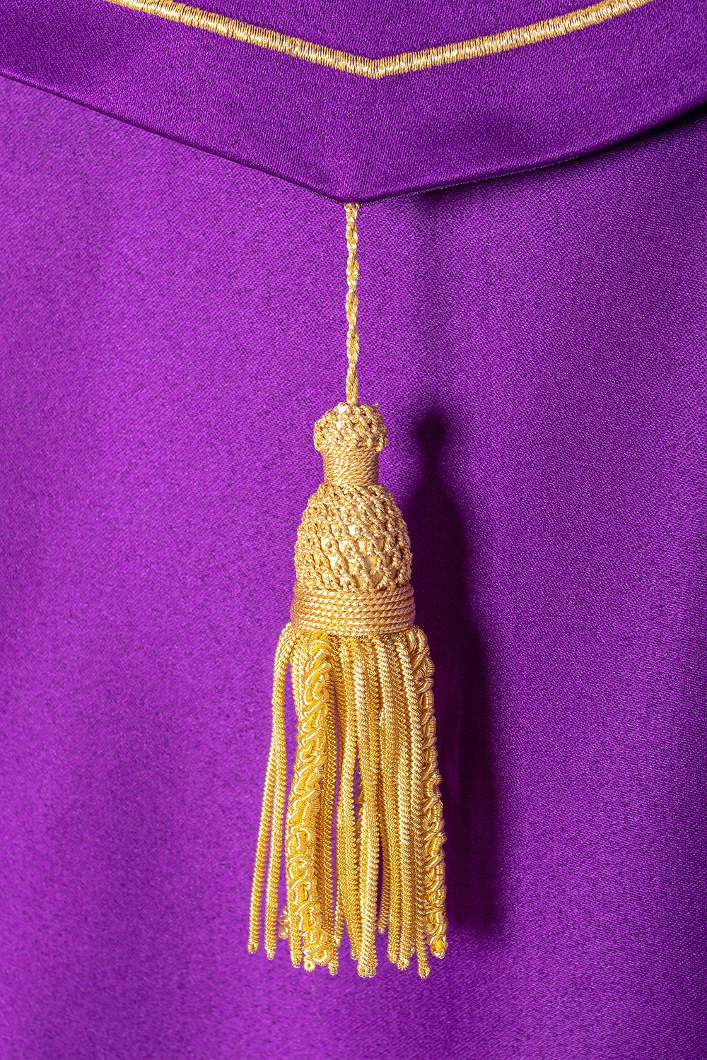 Fioletowa kapa liturgiczna z złotym haftem winogron