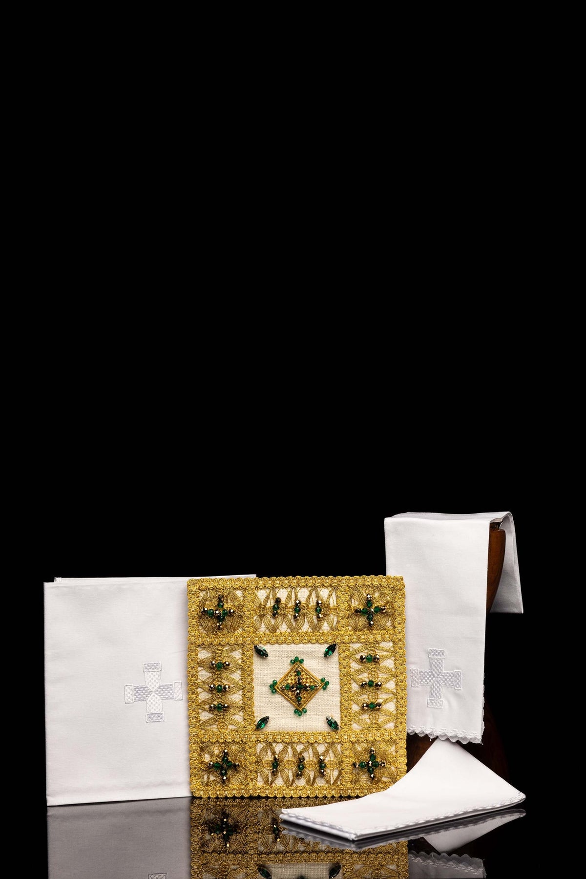 Juego de altar hecho a mano con piedras naturales, vista general en blanco con bordado dorado y piedras verdes