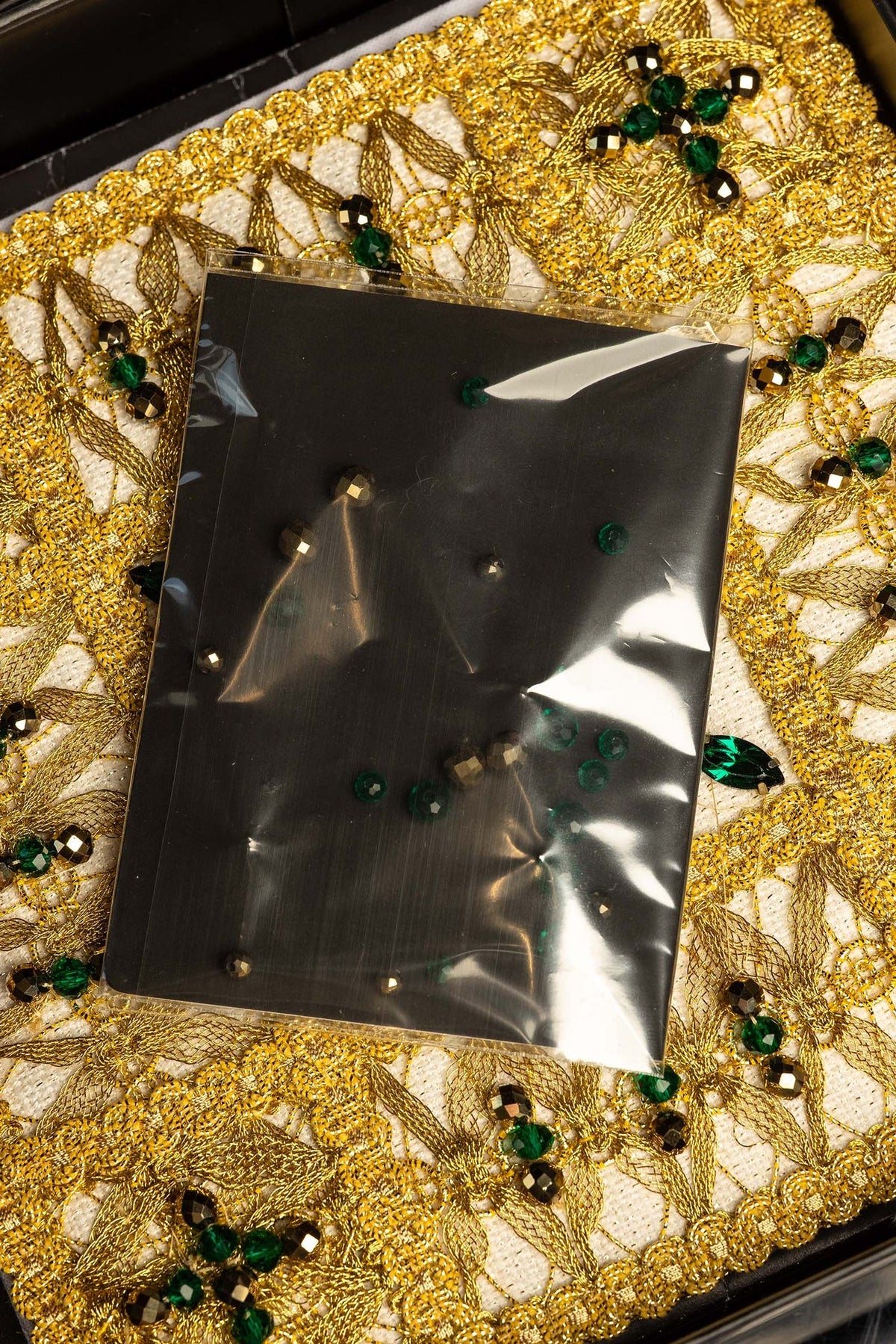 Juego de altar en estuche, detalle del bordado dorado y piedras sueltas en bolsa