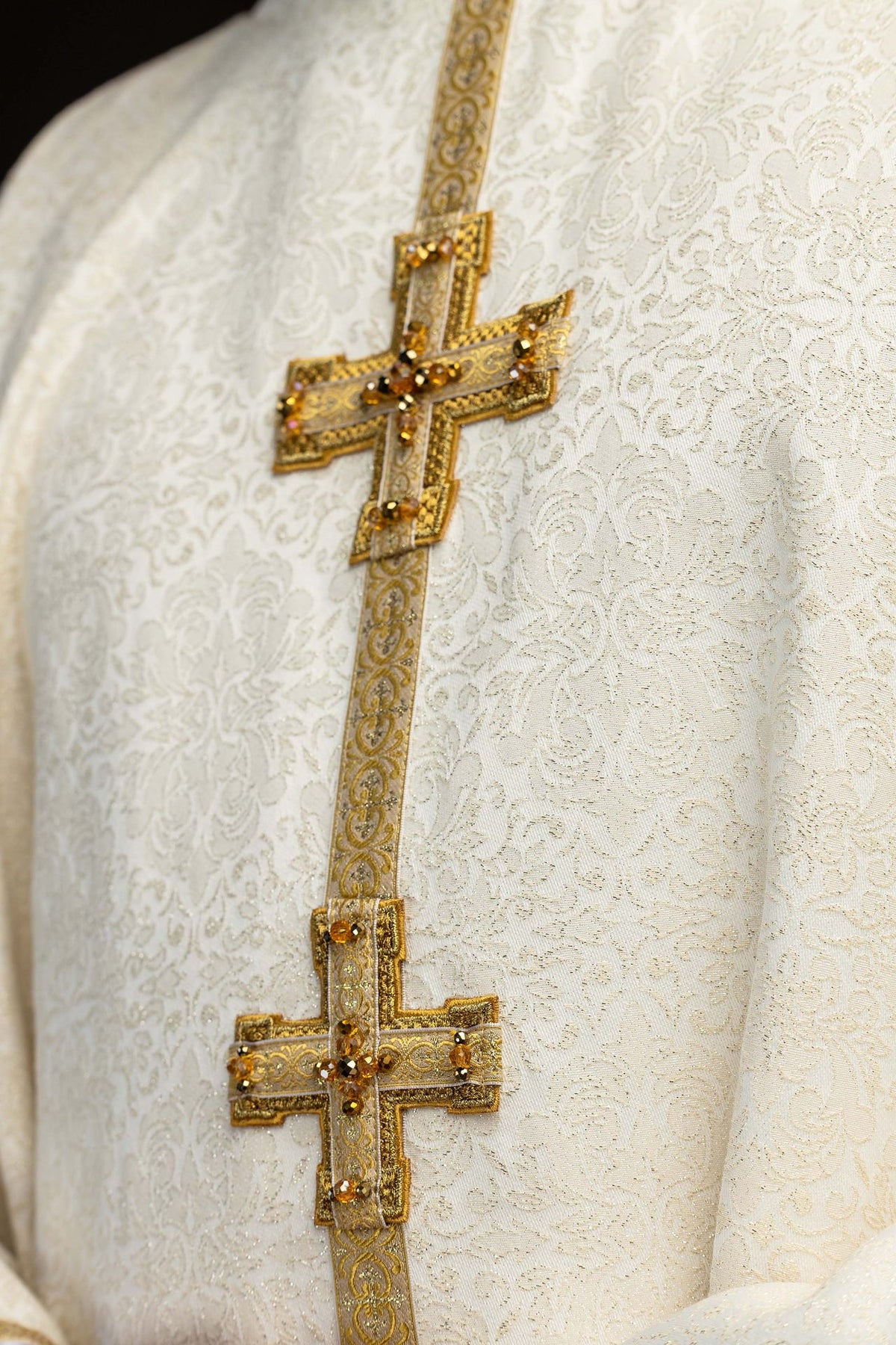 Casulla Handmade 7007, detalle de dos cruces doradas con piedras naturales
