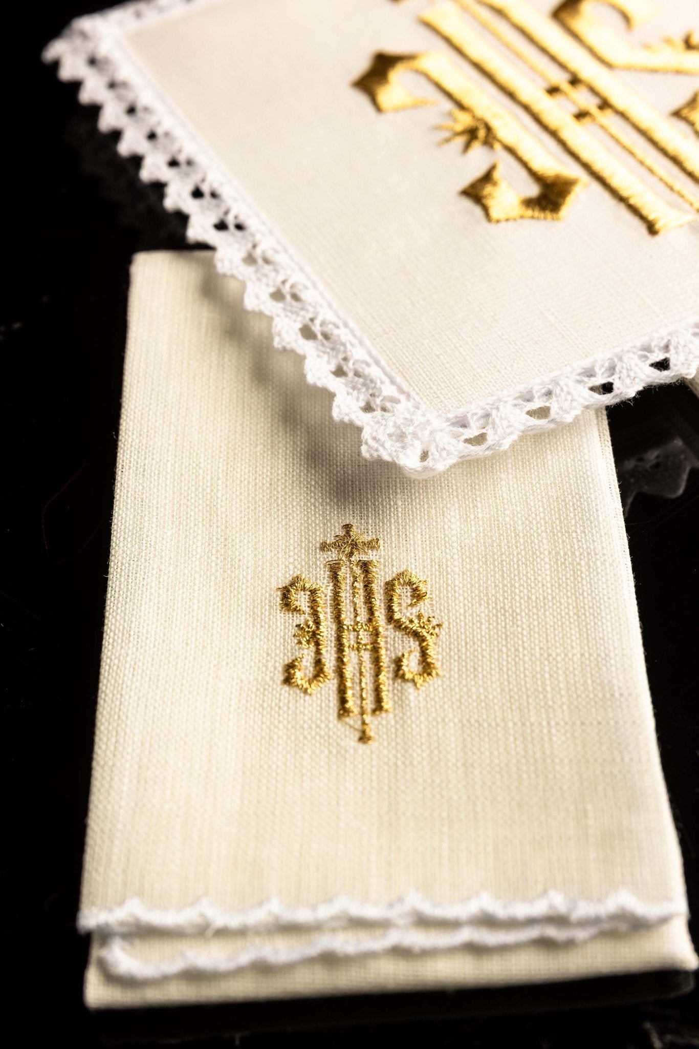 Juego de altar lino con bordado IHS KKL/029/C1 - CASULLAS.ES