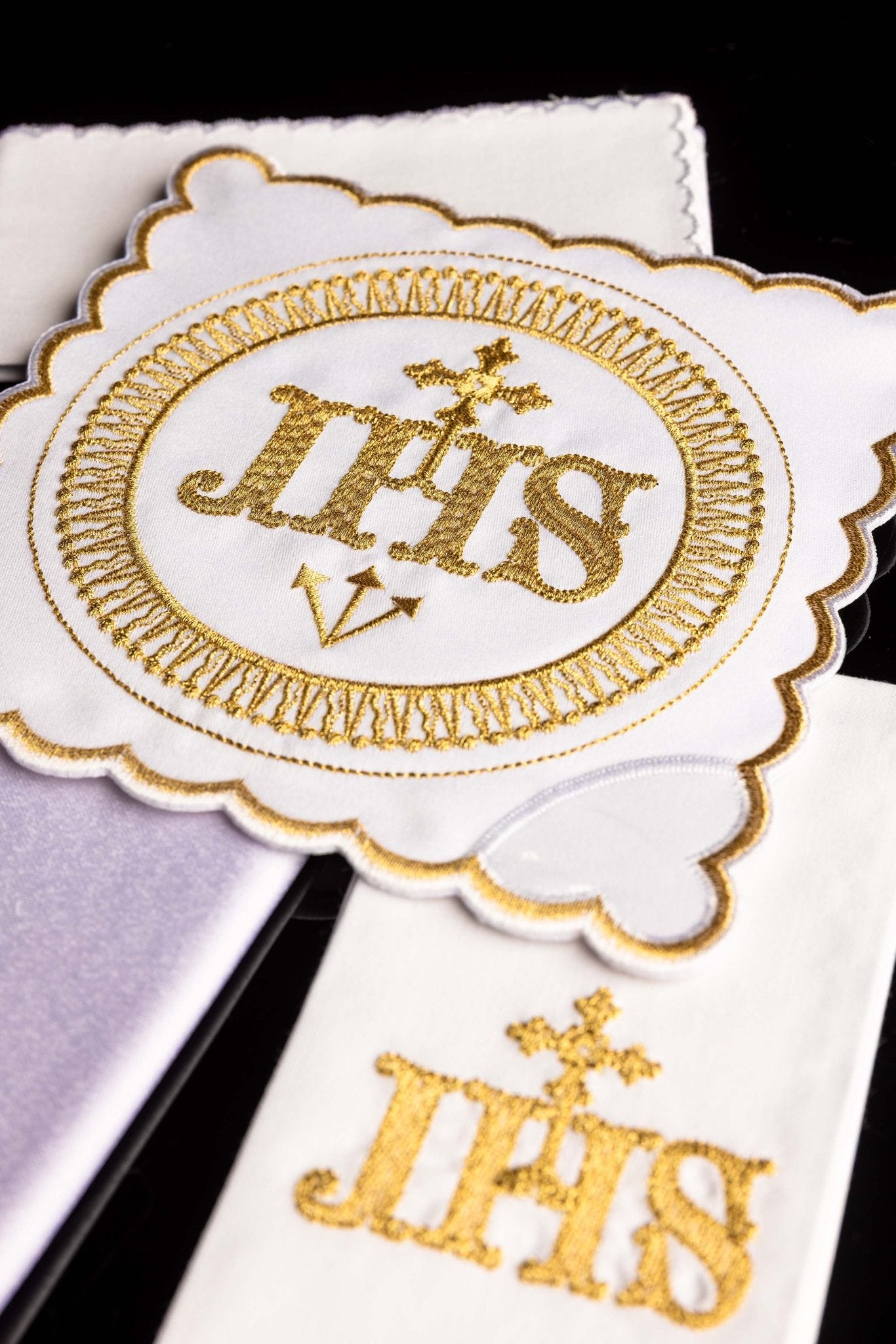 Juego de altar lino con bordado IHS dorado KK/082 - CASULLAS.ES