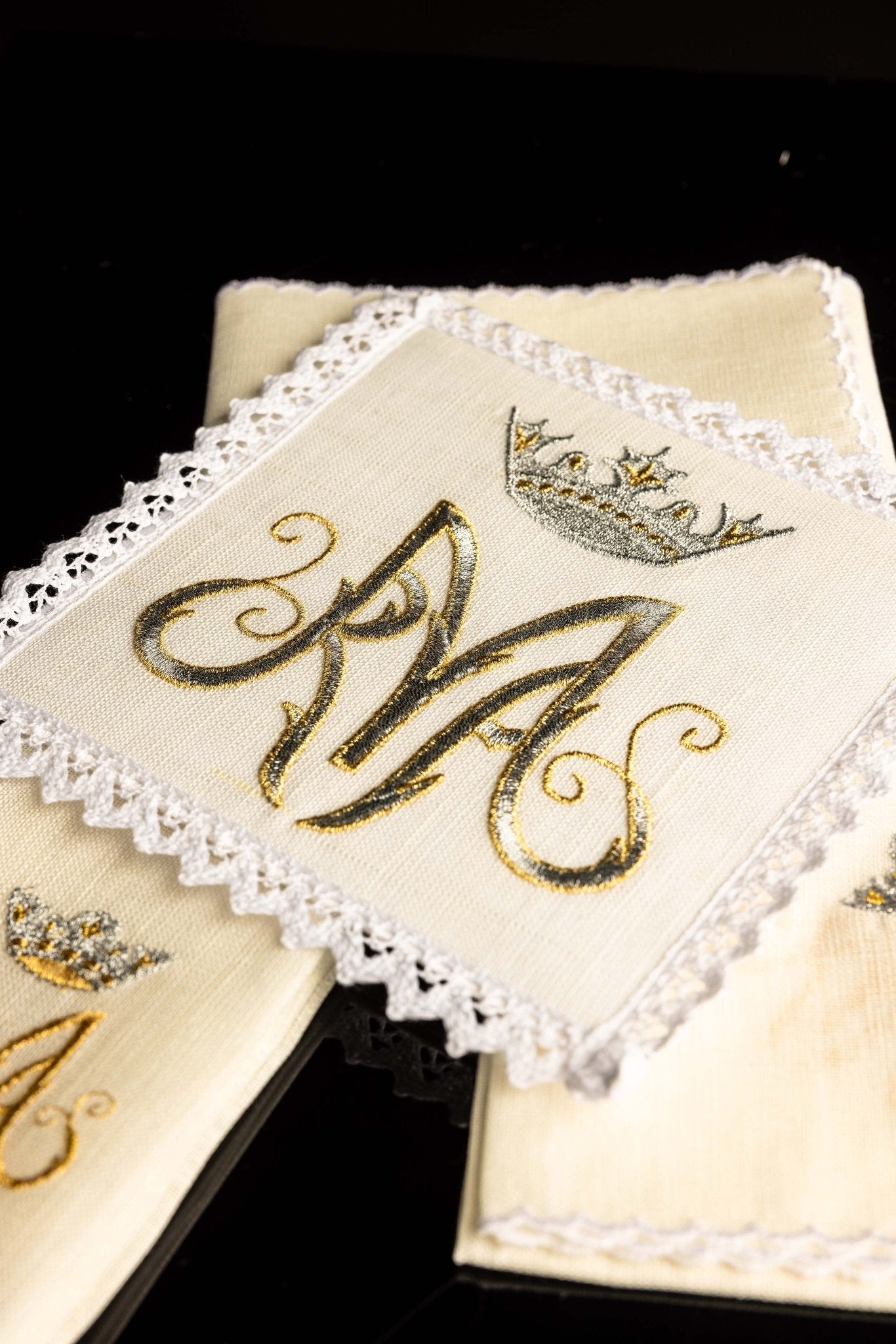 Juego de altar lino con bordado Mariano KKL/003/C2 - CASULLAS.ES