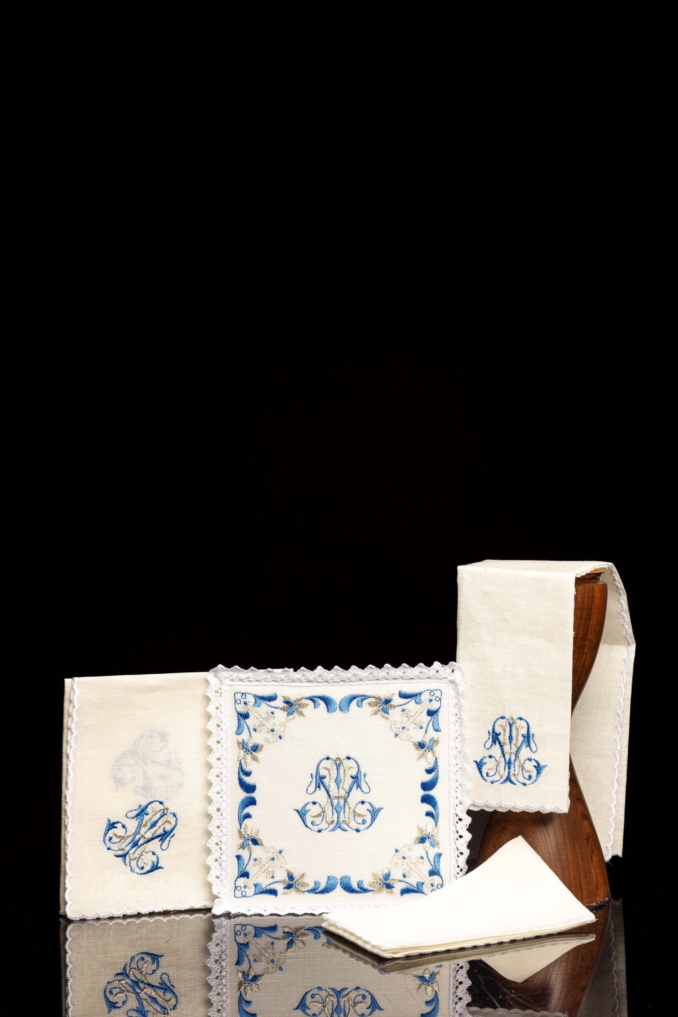 Juego de altar lino con bordado Mariano azul KKL/092 - CASULLAS.ES