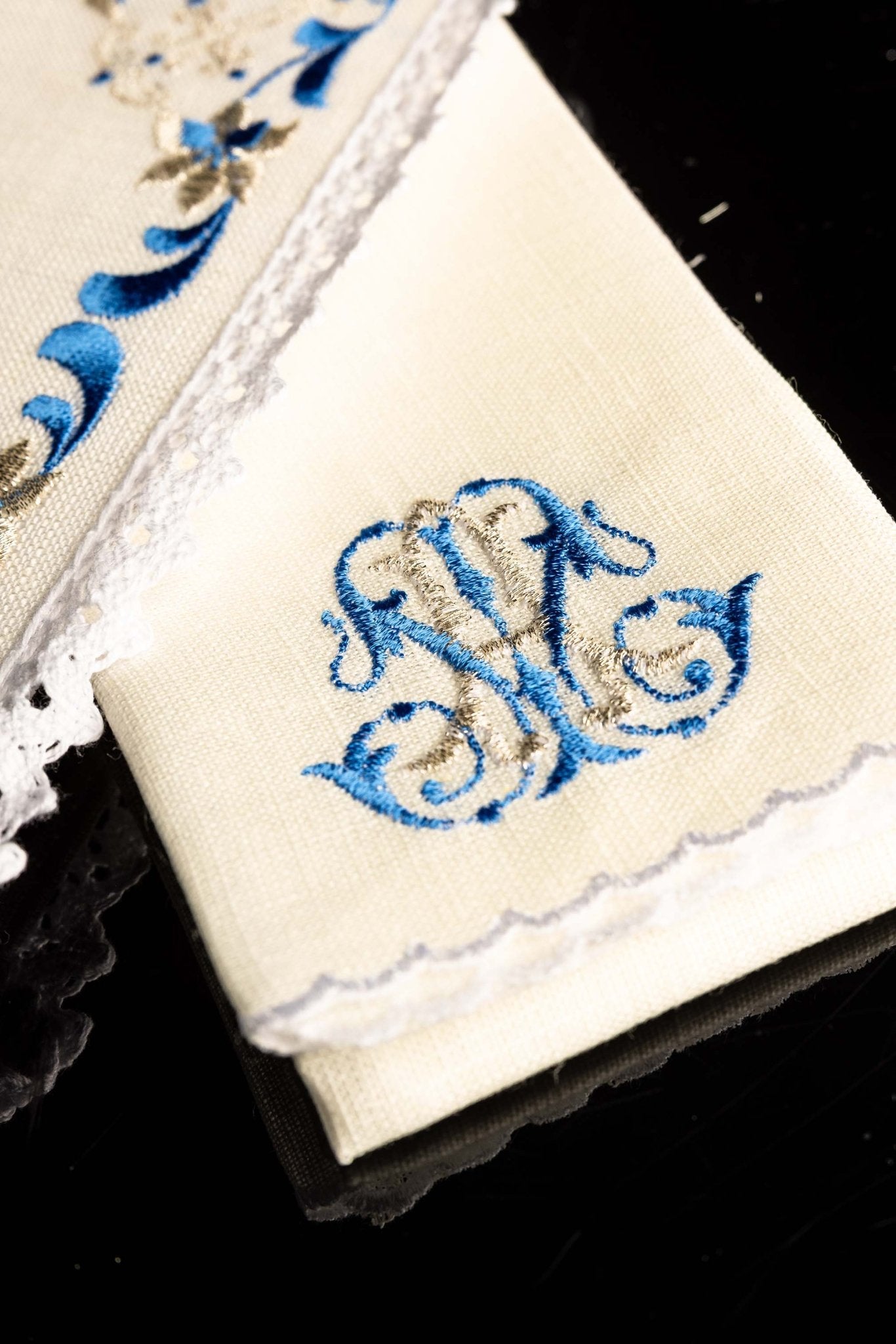 Juego de altar lino con bordado Mariano azul KKL/092 - CASULLAS.ES