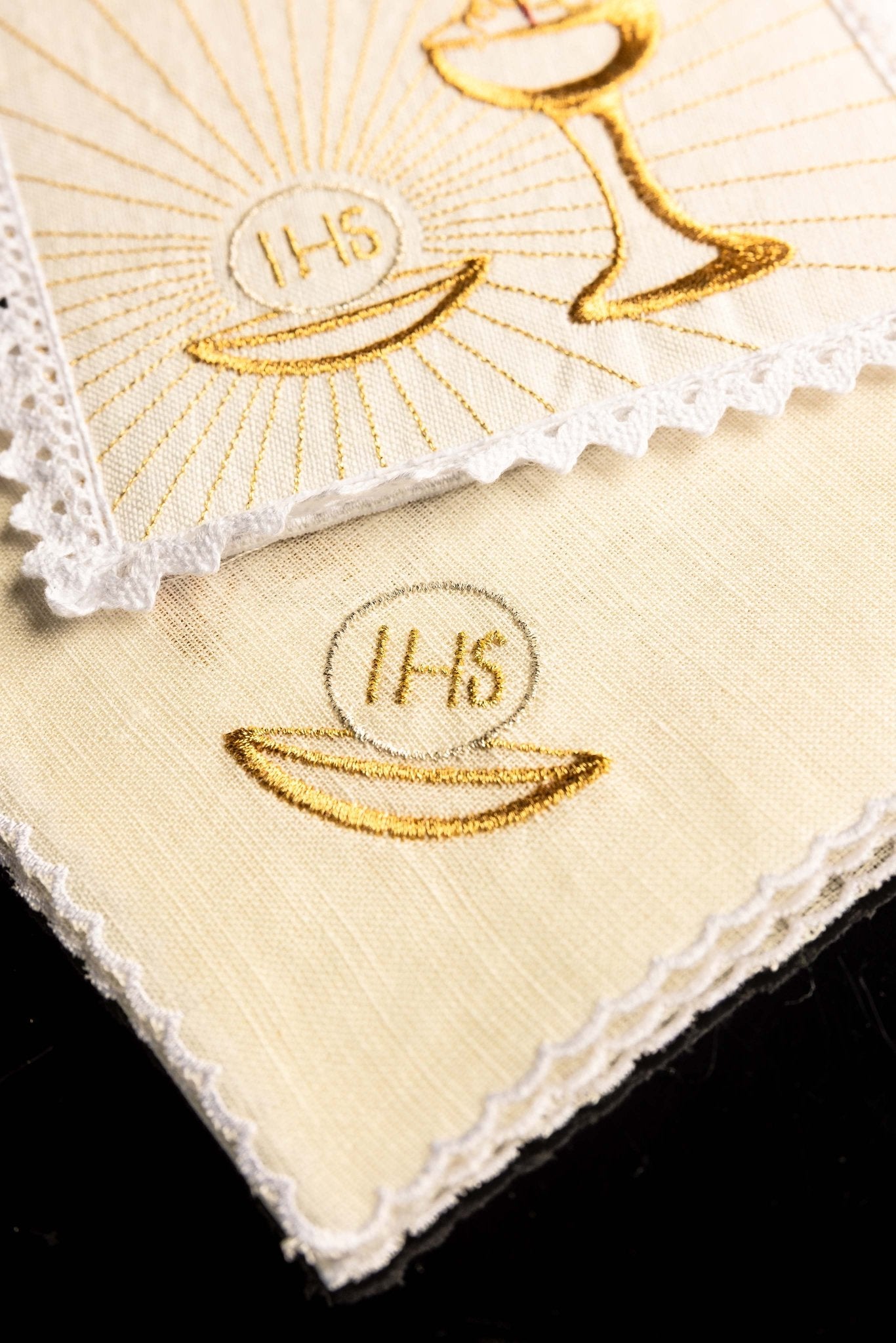 Juego de altar lino con sencillo bordado dorado Cáliz KKL/089 - CASULLAS.ES