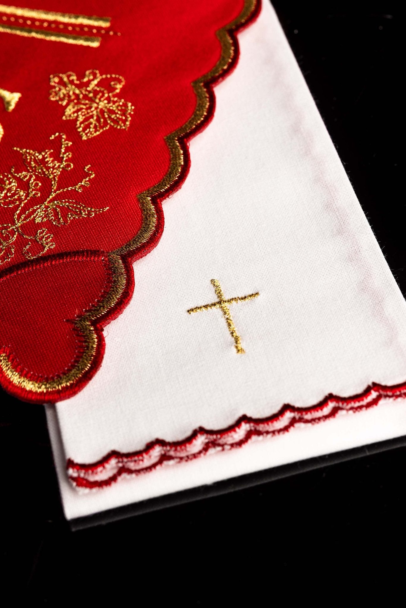 Juego de altar rojo con bordado IHS KK/156/02 - CASULLAS.ES