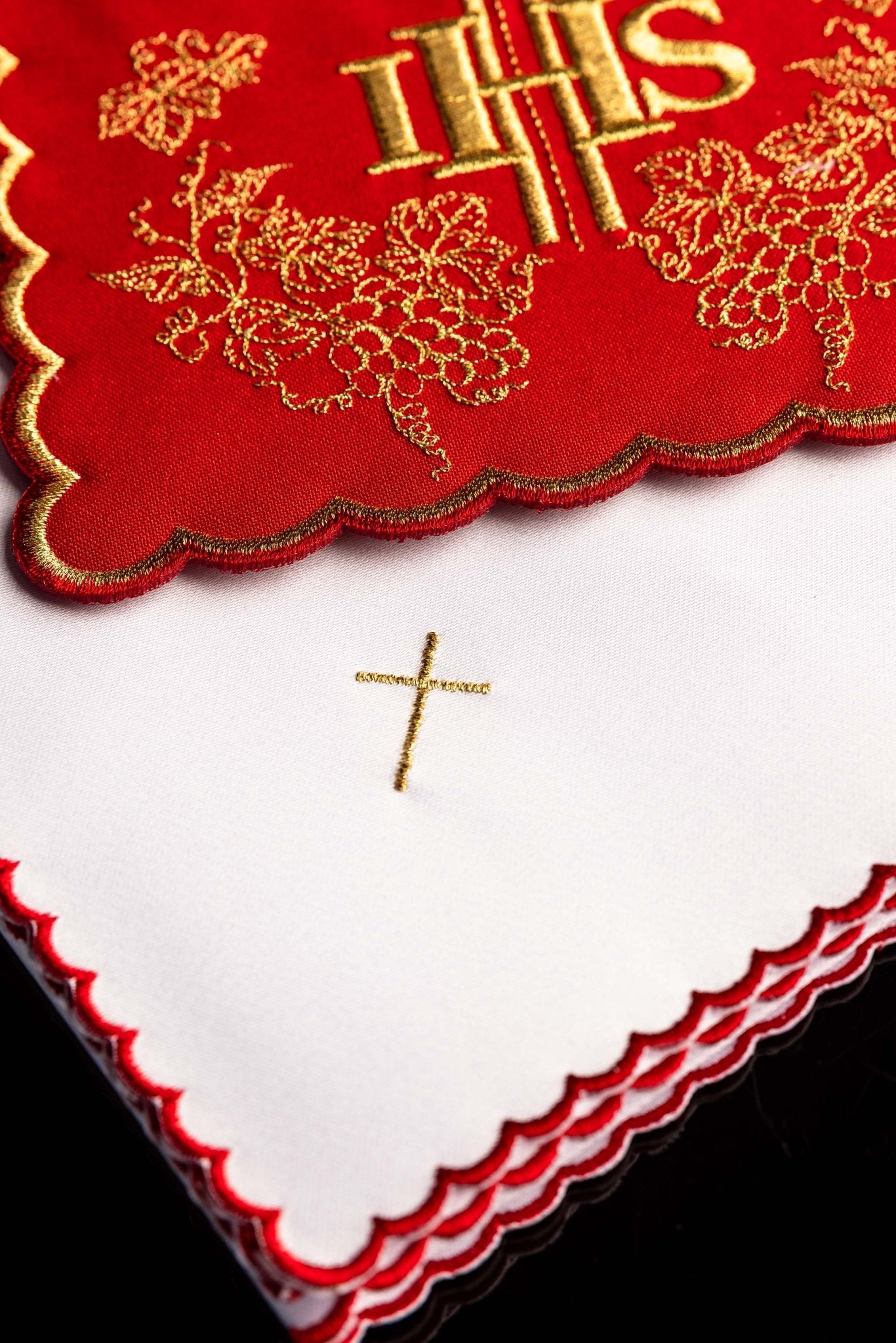 Juego de altar rojo con bordado IHS KK/156/02 - CASULLAS.ES