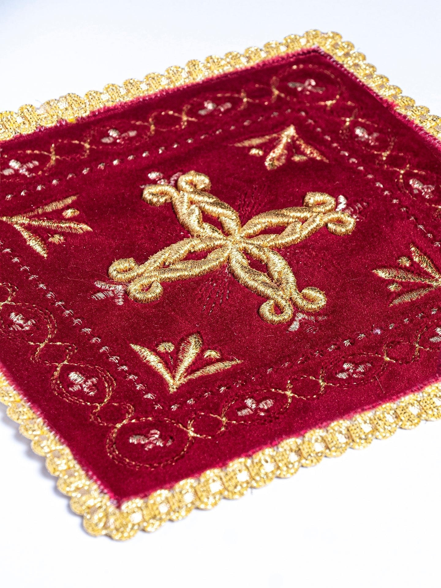 Juego de altar rojo terciopelo bordado rojo KK/5006/C1 - CASULLAS.ES
