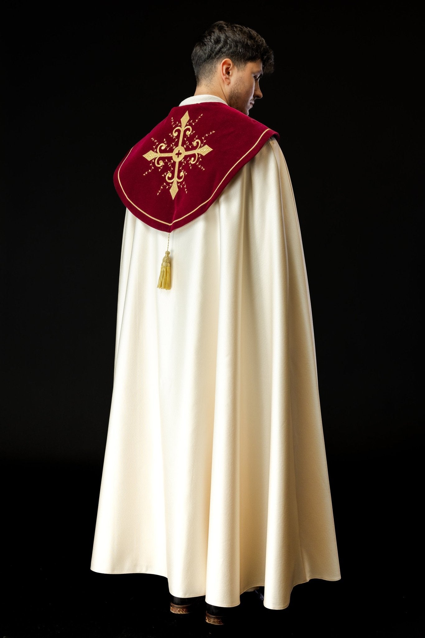 Kapa liturgiczna haftowana z bordowym pasem
