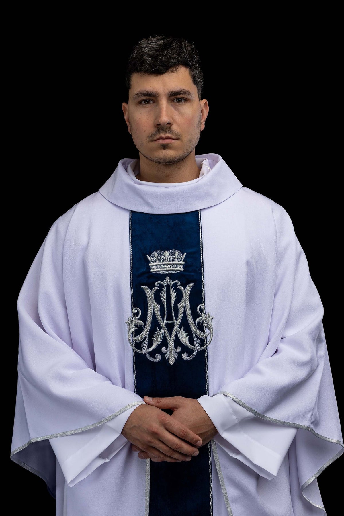 Casulla marfil con motivo mariano y galón central de terciopelo, vista frontal bordada