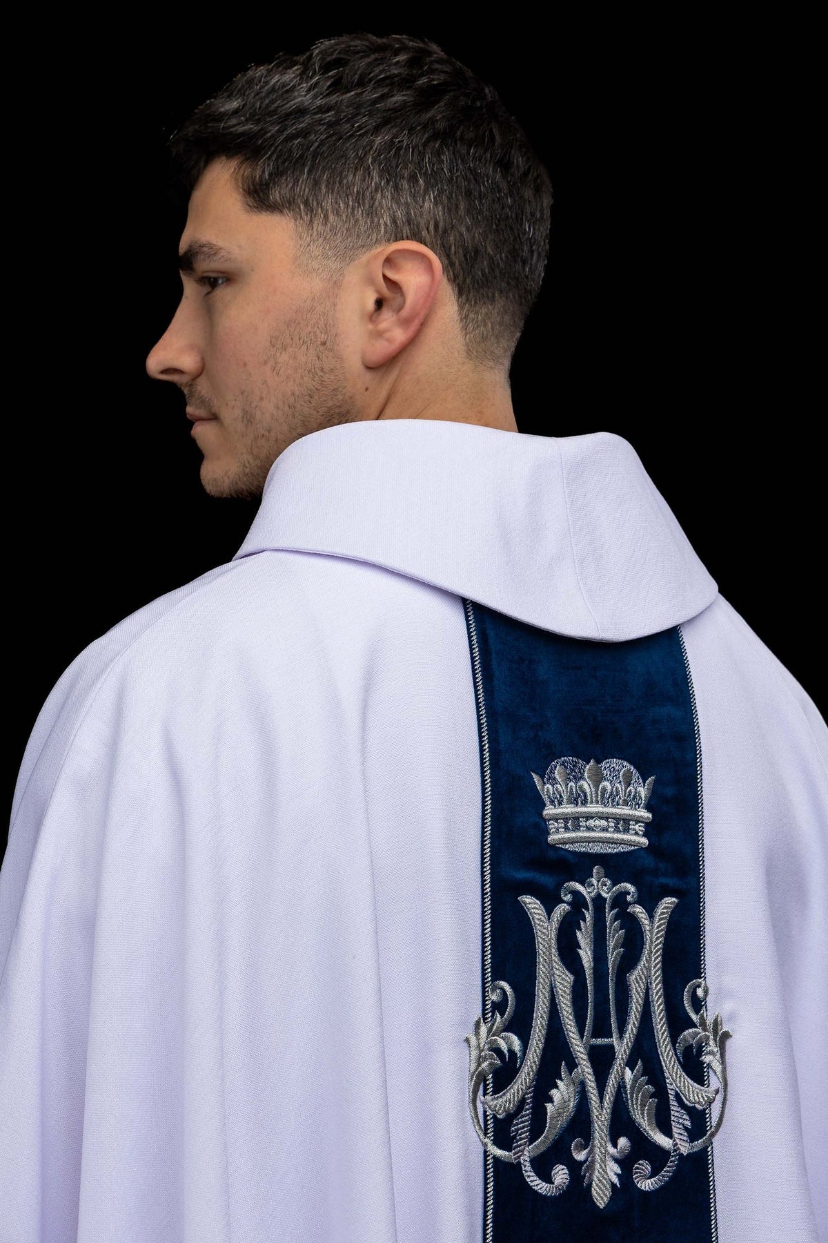 Casulla marfil con motivo mariano bordado, vista frontal lateral