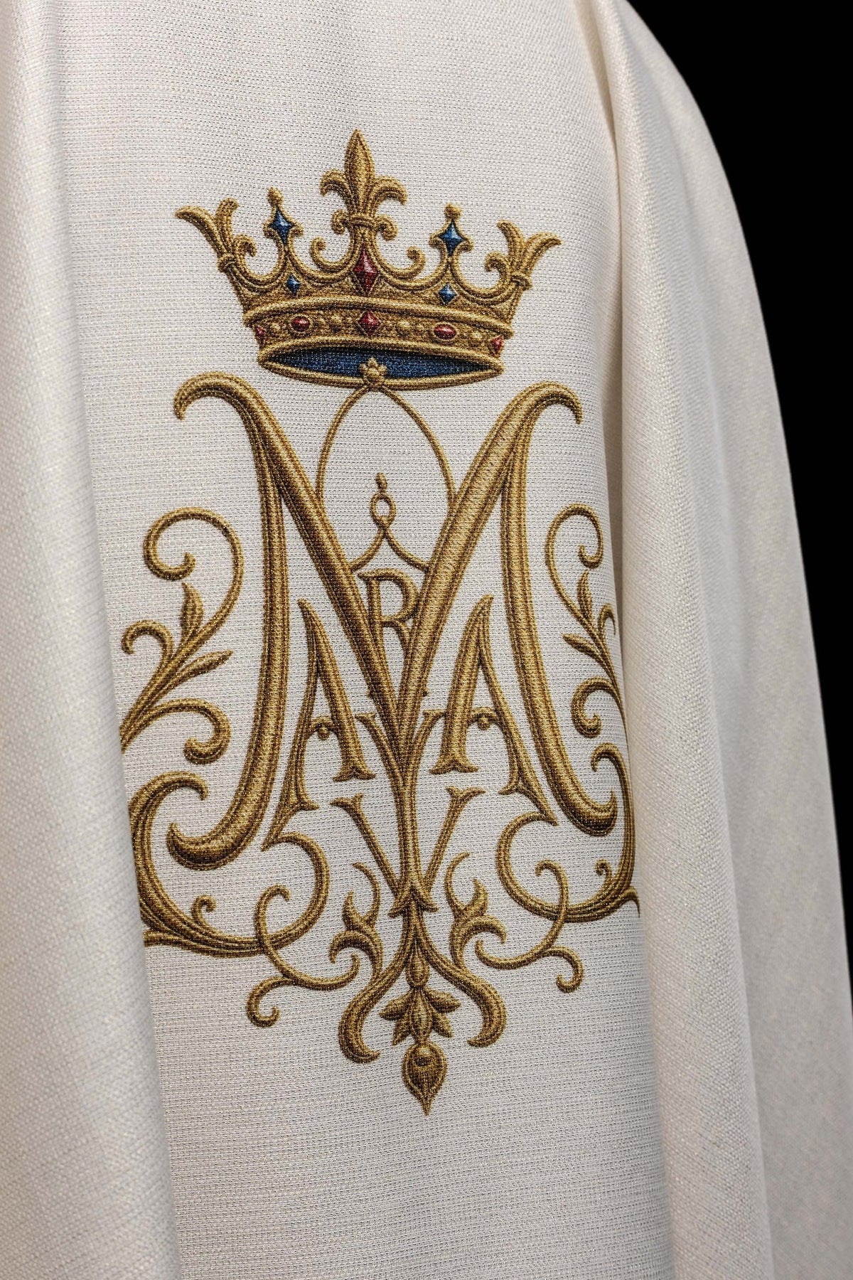 Casulla de Nuestra Señora de Częstochowa, primer plano del monograma mariano bordado