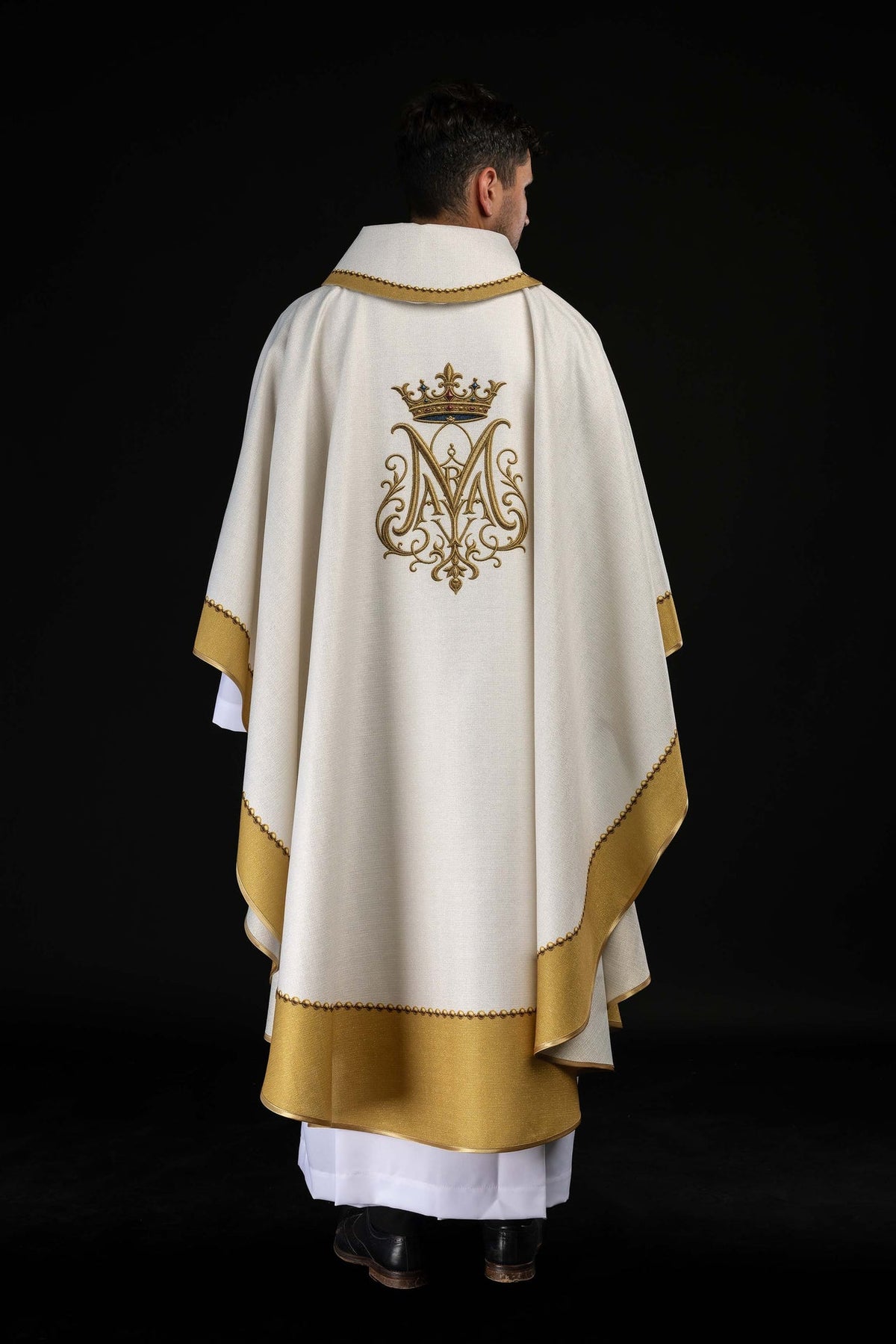 Casulla de Nuestra Señora de Częstochowa, vista posterior completa en blanco y dorado