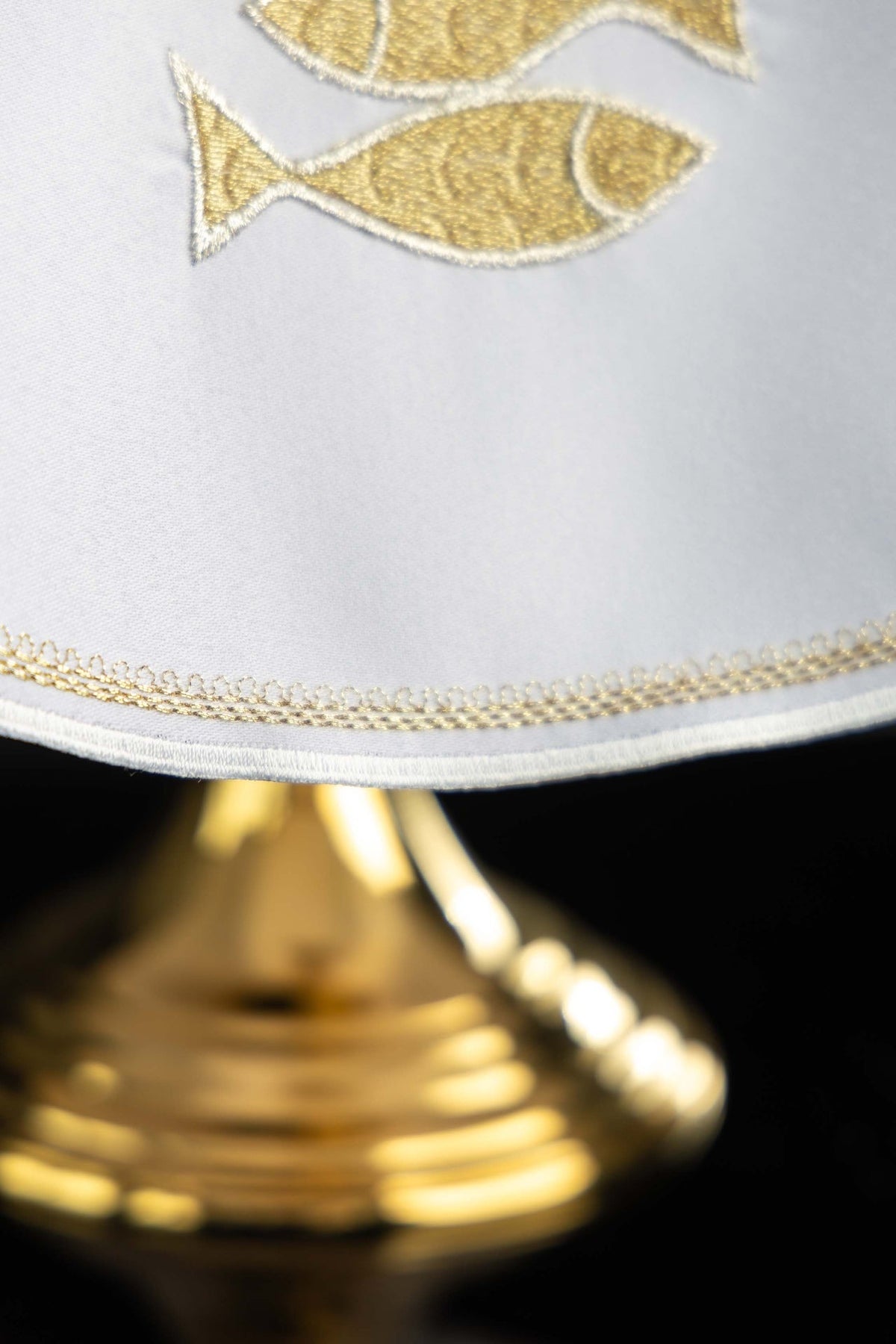 Cubrecopón blanco, detalle del ribete dorado del borde