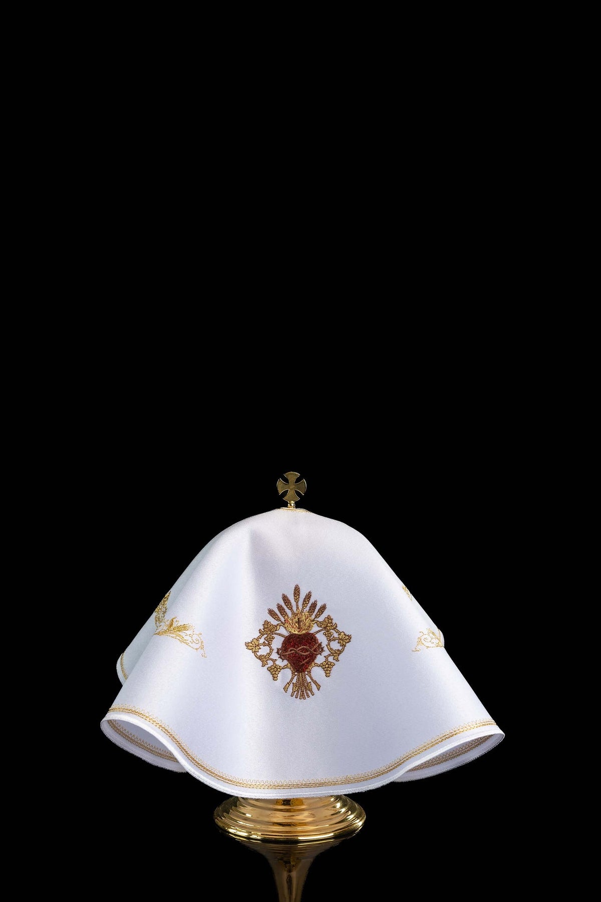 Cubrecopón blanco, vista posterior con bordado del Sagrado Corazón de Jesús