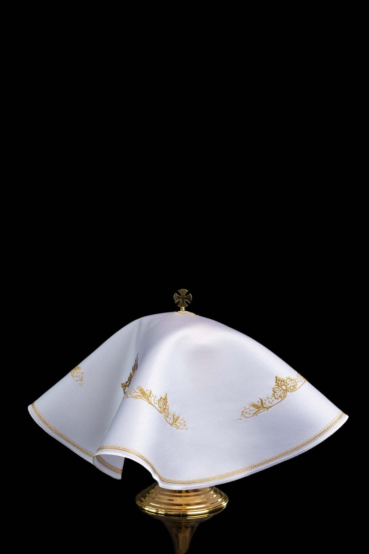 Cubrecopón blanco, vista lateral con bordados florales dorados