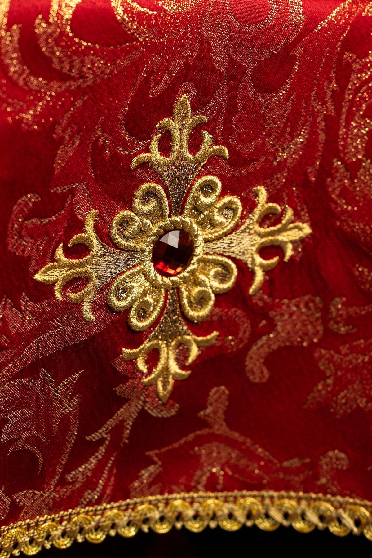 Velo de cáliz rojo, detalle de la cruz bordada con piedra decorativa roja