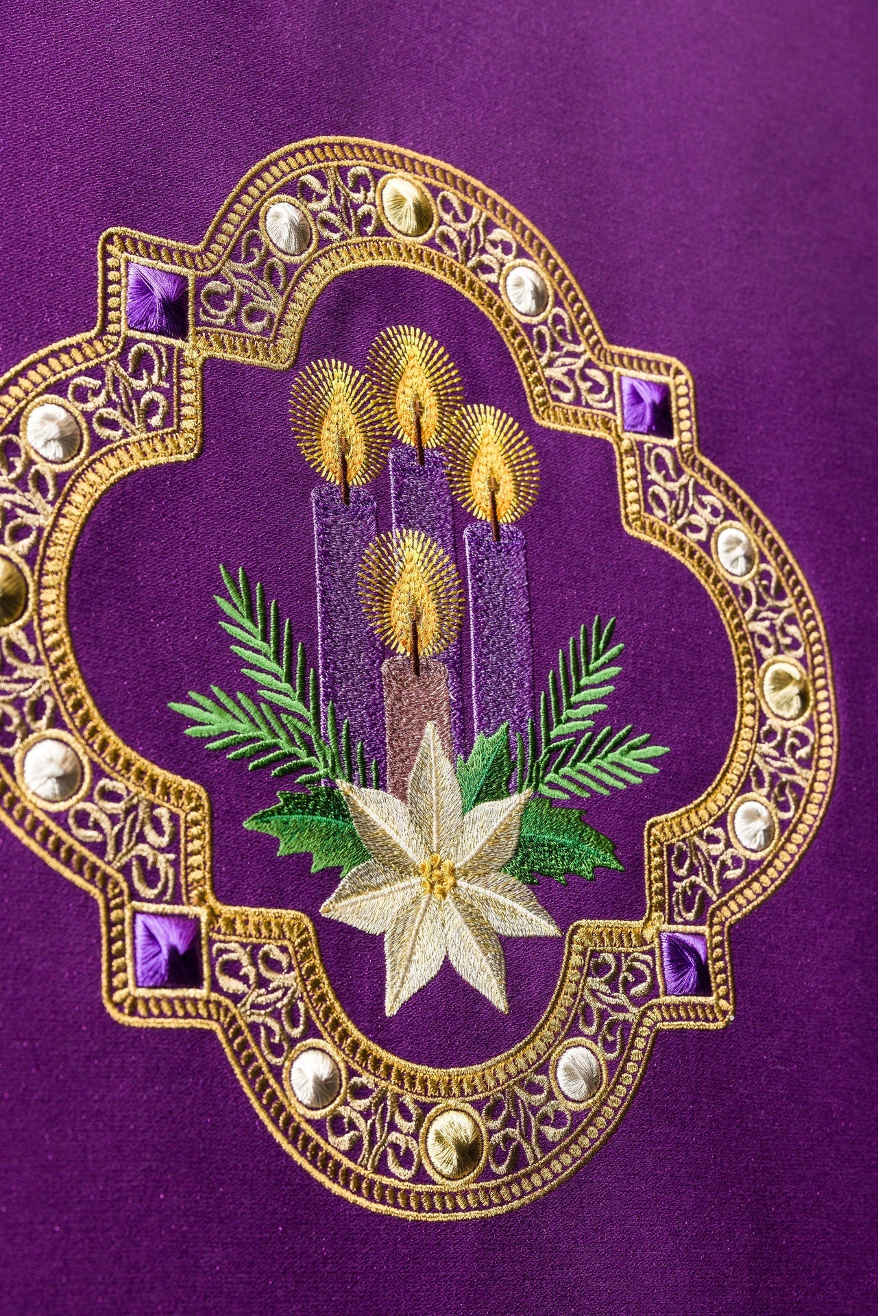 Mantel para ambón con bordado de Adviento en color violeta S-8076-03-103 55*250 - CASULLAS.ES