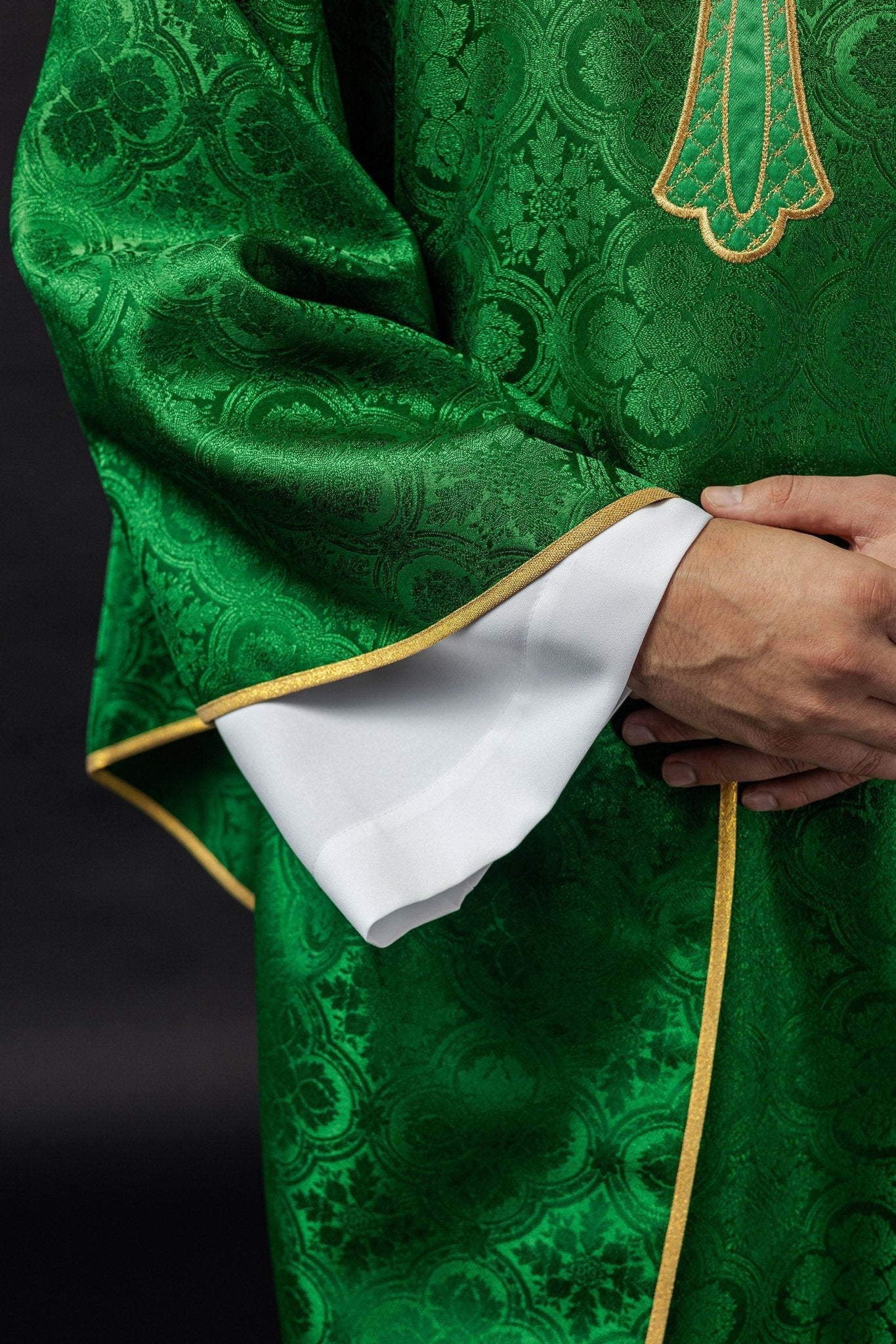 Ornat haftowany z symbolem krzyża Zielony