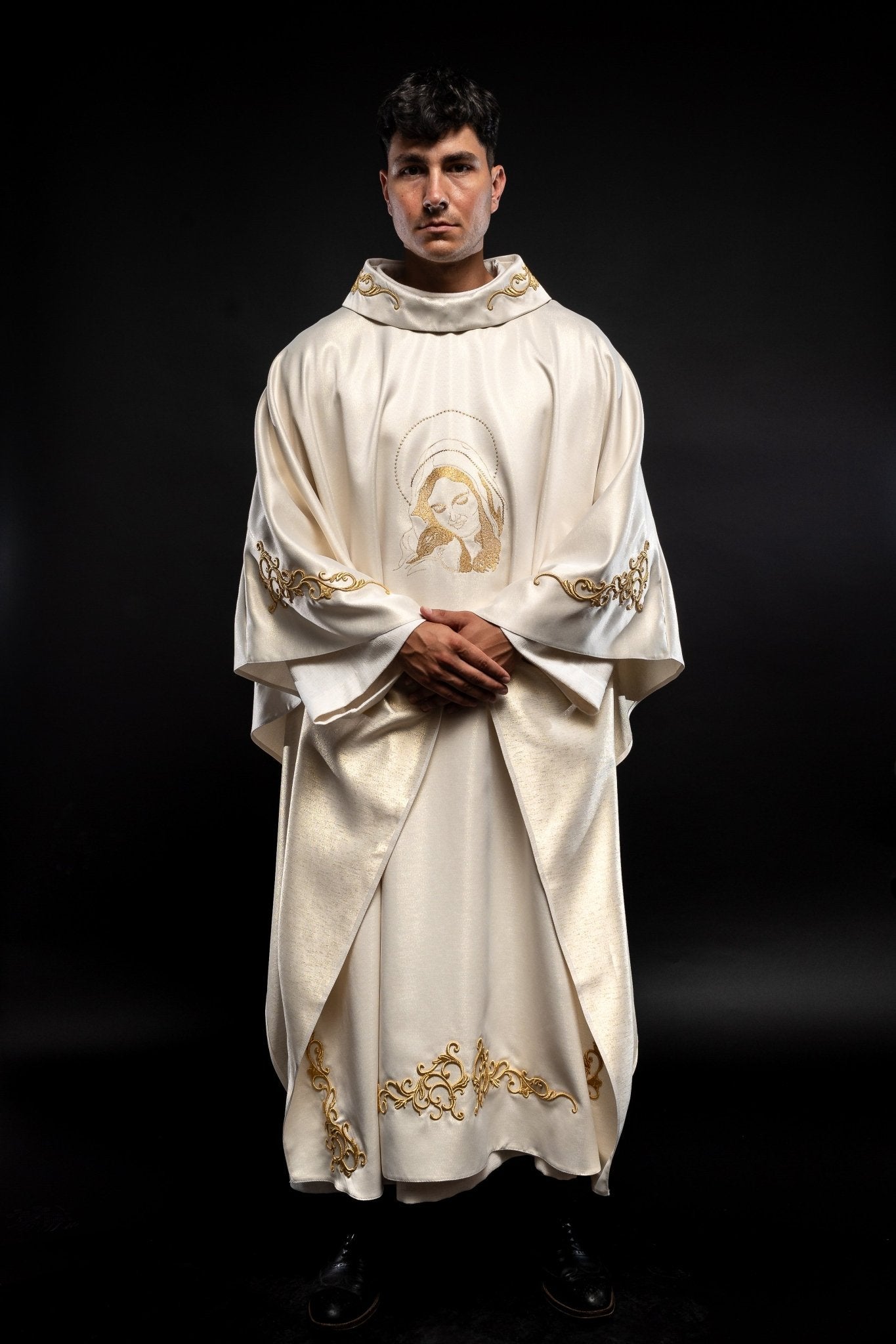 Ornat liturgiczny z wizerunkiem Matki Bożej Tulącej