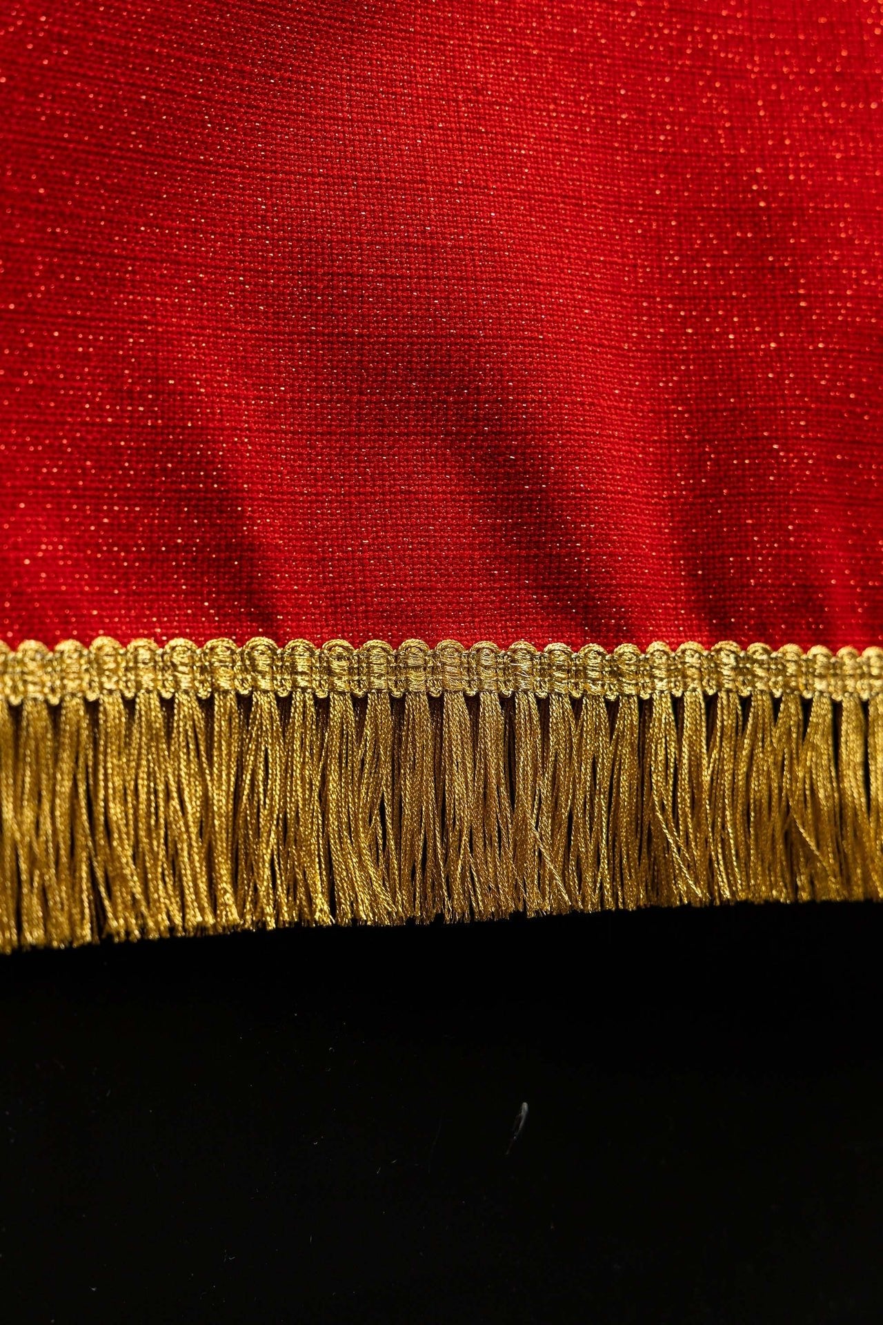 Paño rojo bordado para atril litúrgico con el símbolo de la paloma y las llamas LE/8046/02 55*250 - CASULLAS.ES