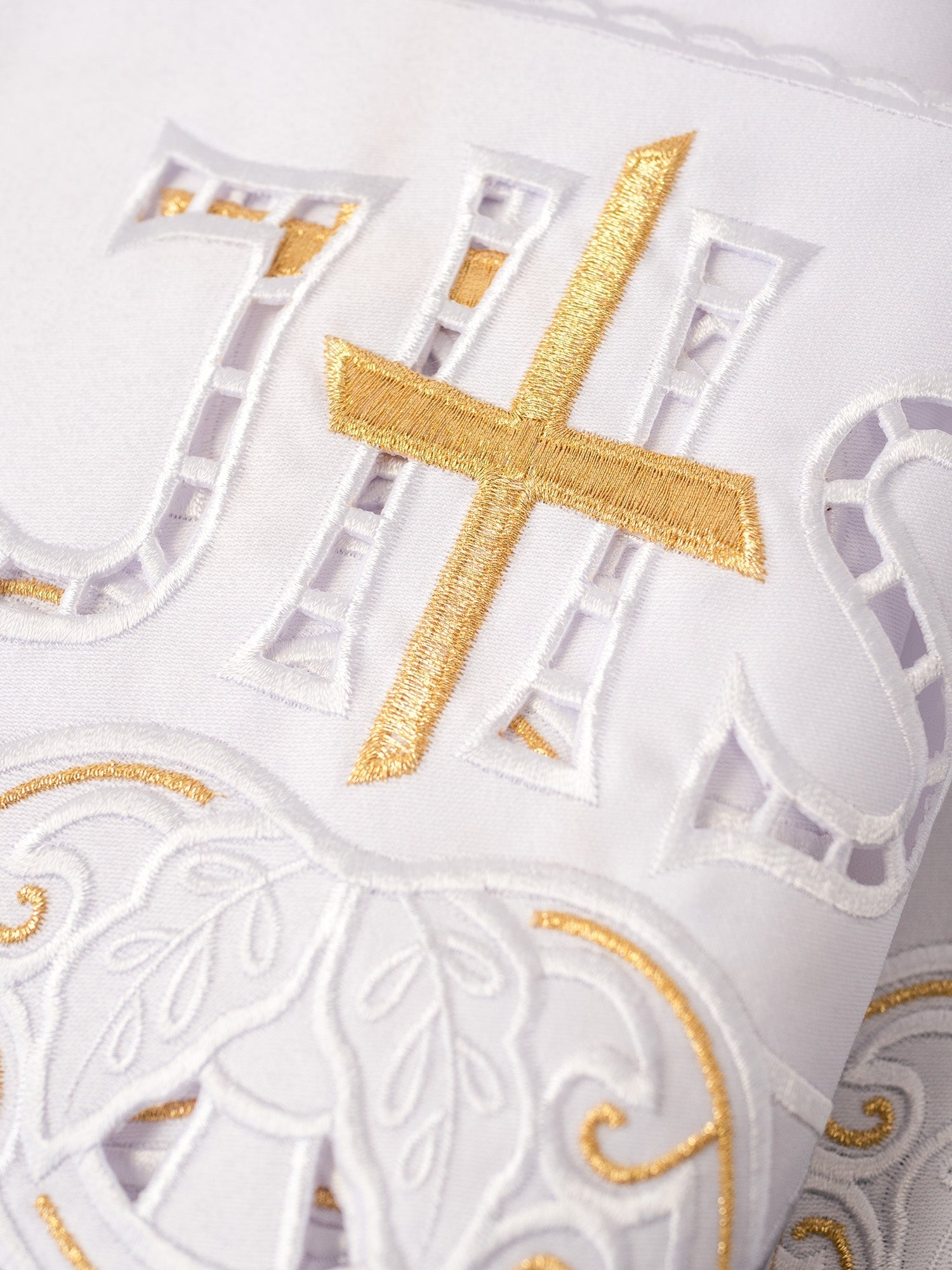 Puntilla de altar con bordado IHS y Cruz - blanco KOM/058/04 19cm 3,5m - CASULLAS.ES