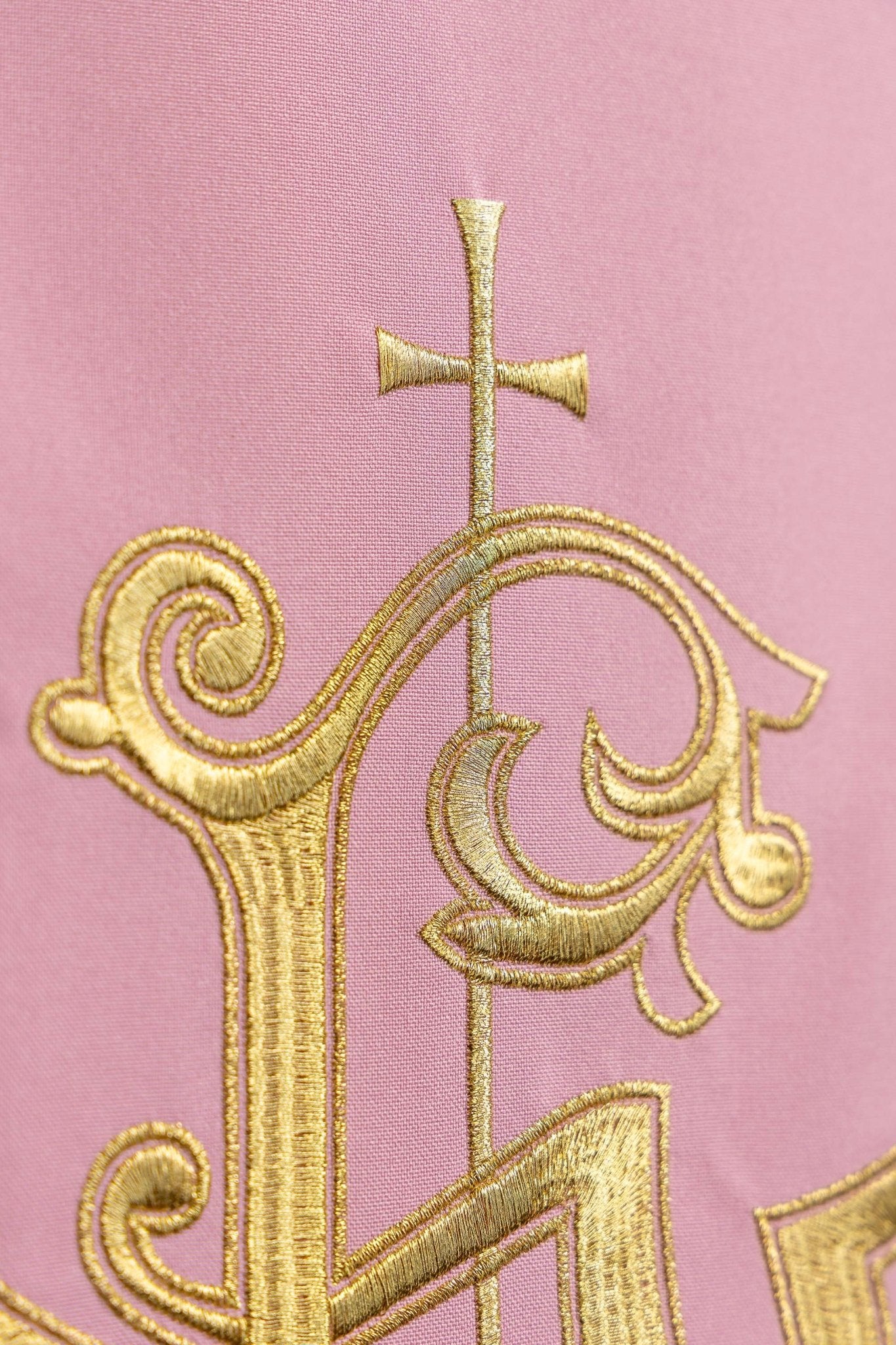 Rosa cubre ambon con bordado clásico IHS rosa KMO/013/08/01 RÓŻ 55*250 - CASULLAS.ES