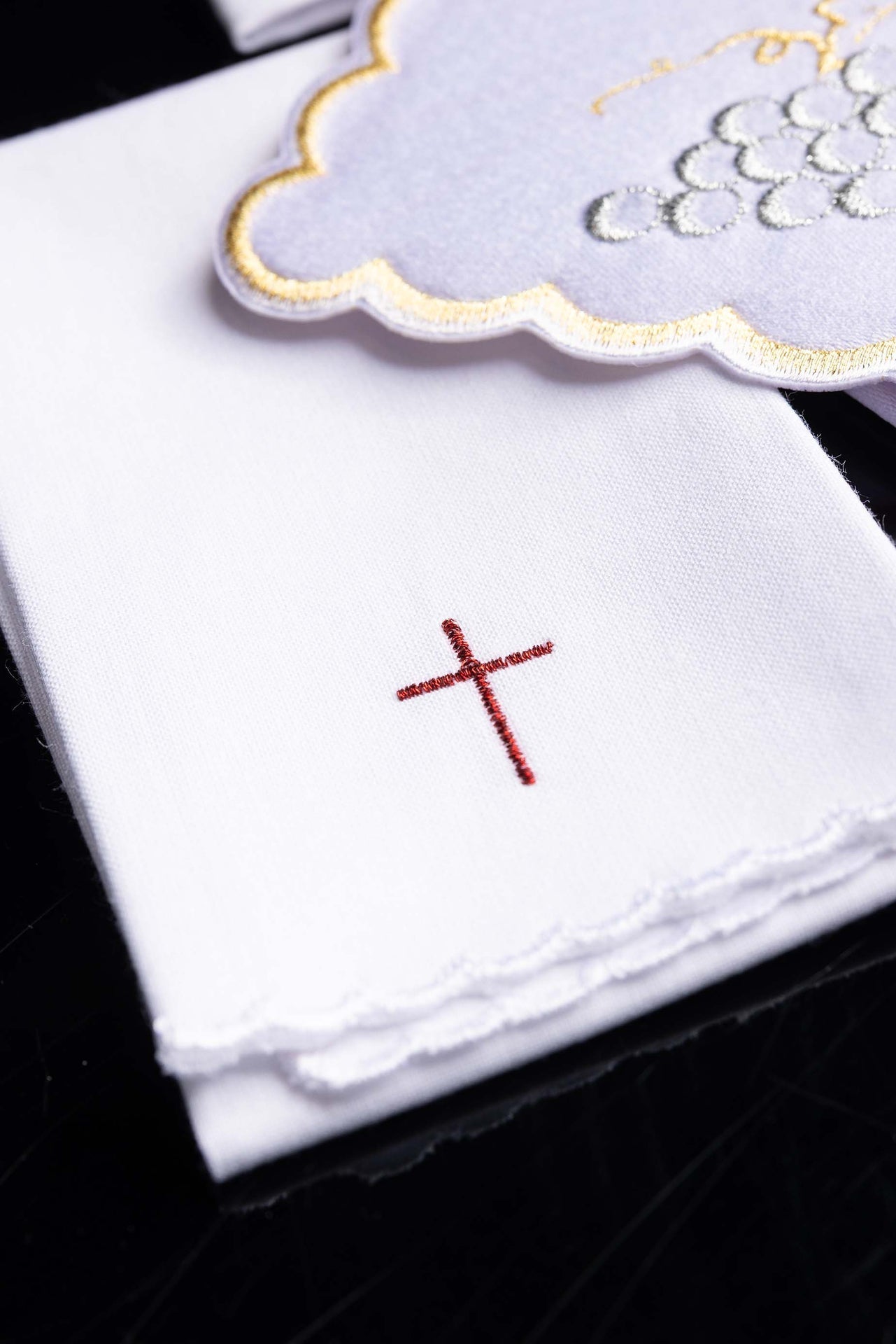 Servicio de altar bordado con el símbolo del cáliz y uvas KK/094 - CASULLAS.ES
