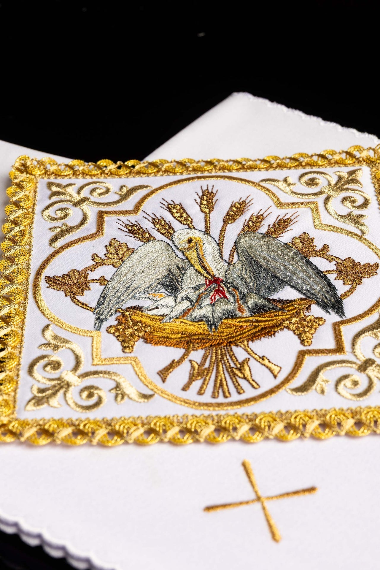 Servicio de altar bordado con la imagen del pelícano KK/5008 - CASULLAS.ES
