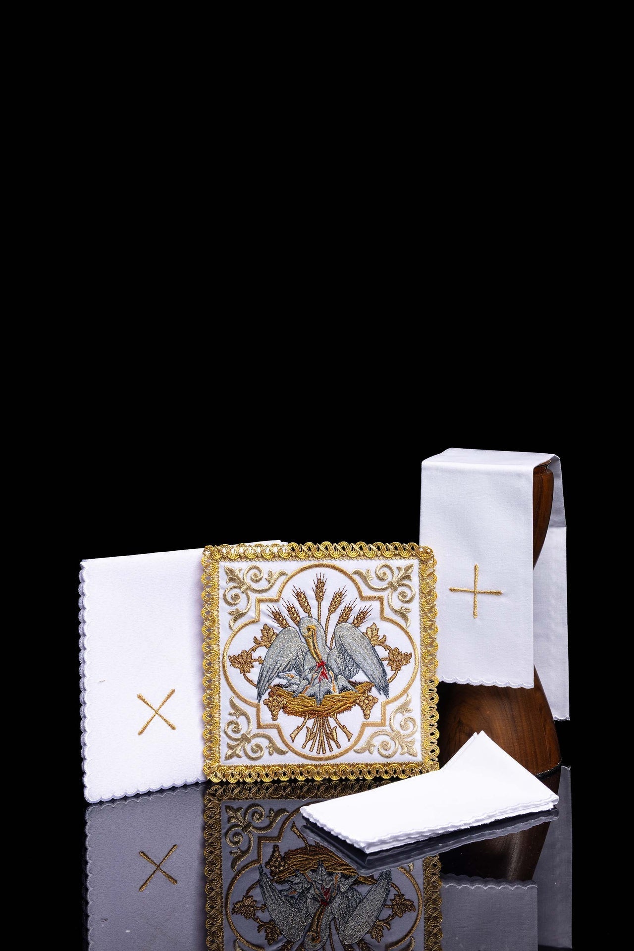 Servicio de altar bordado con la imagen del pelícano KK/5008 - CASULLAS.ES