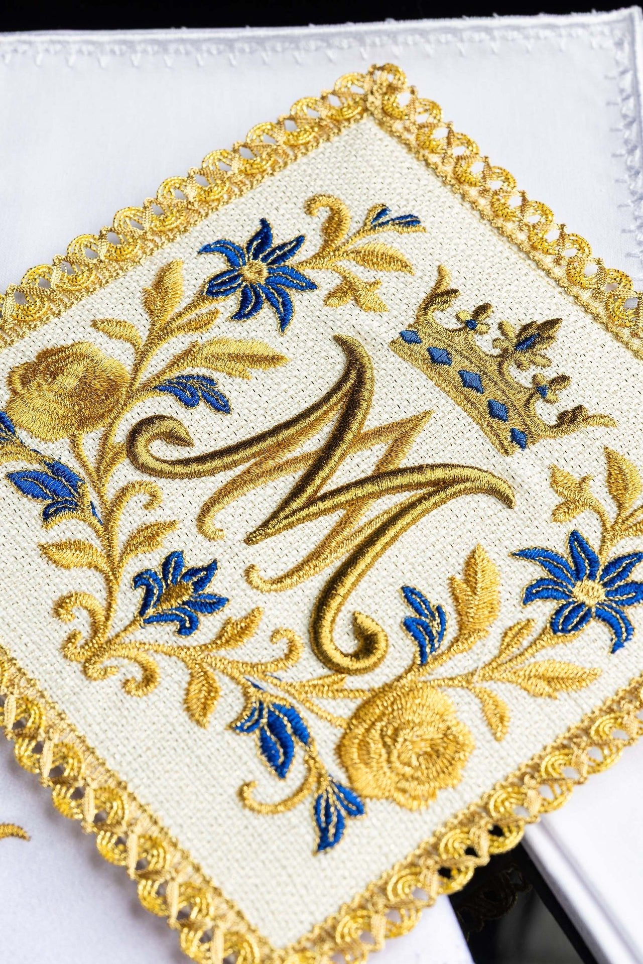 Servicio de altar bordado con símbolo mariano LE/5045 - CASULLAS.ES