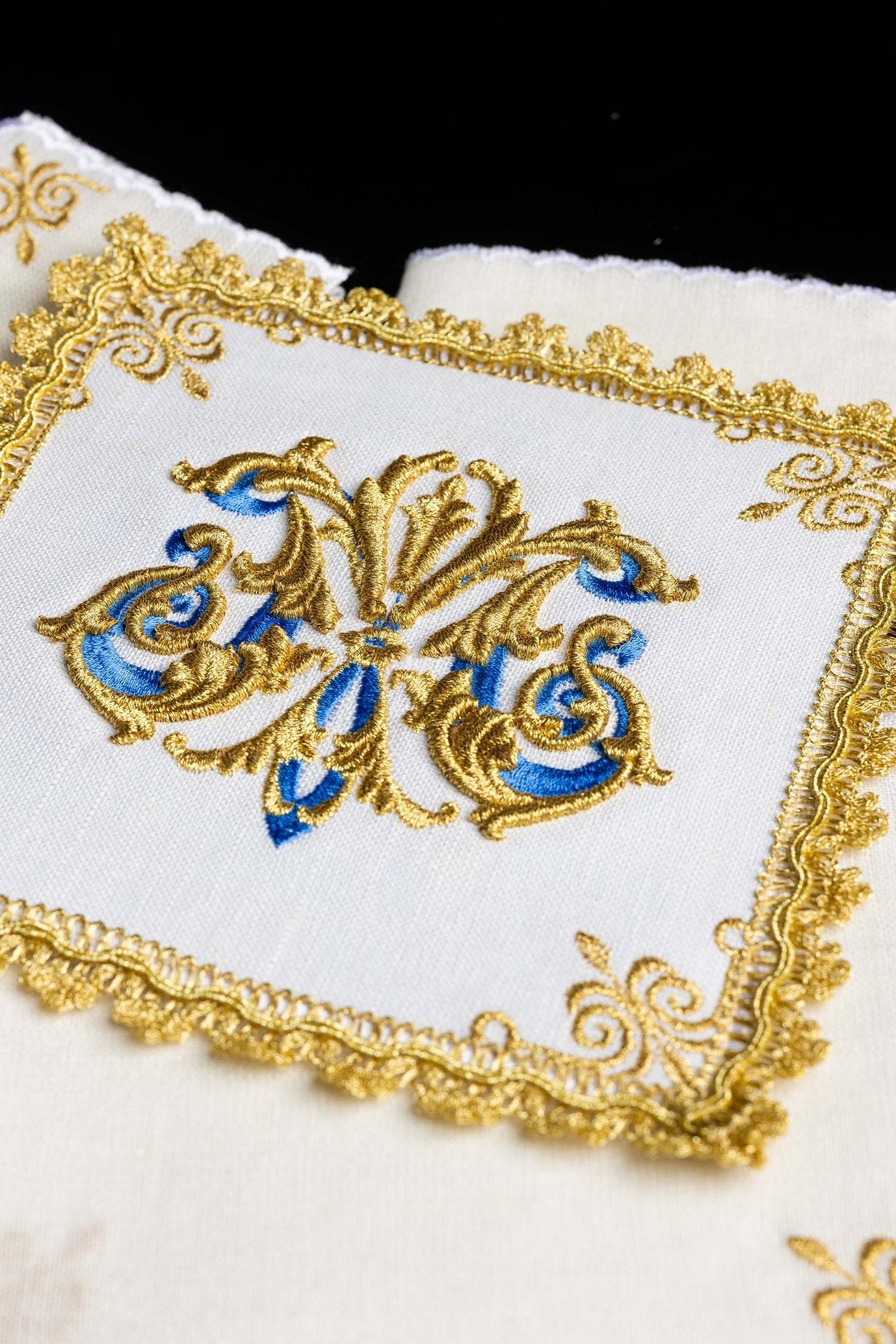 Servicio de altar bordado con símbolo Mariano de oro HA/5014 - CASULLAS.ES