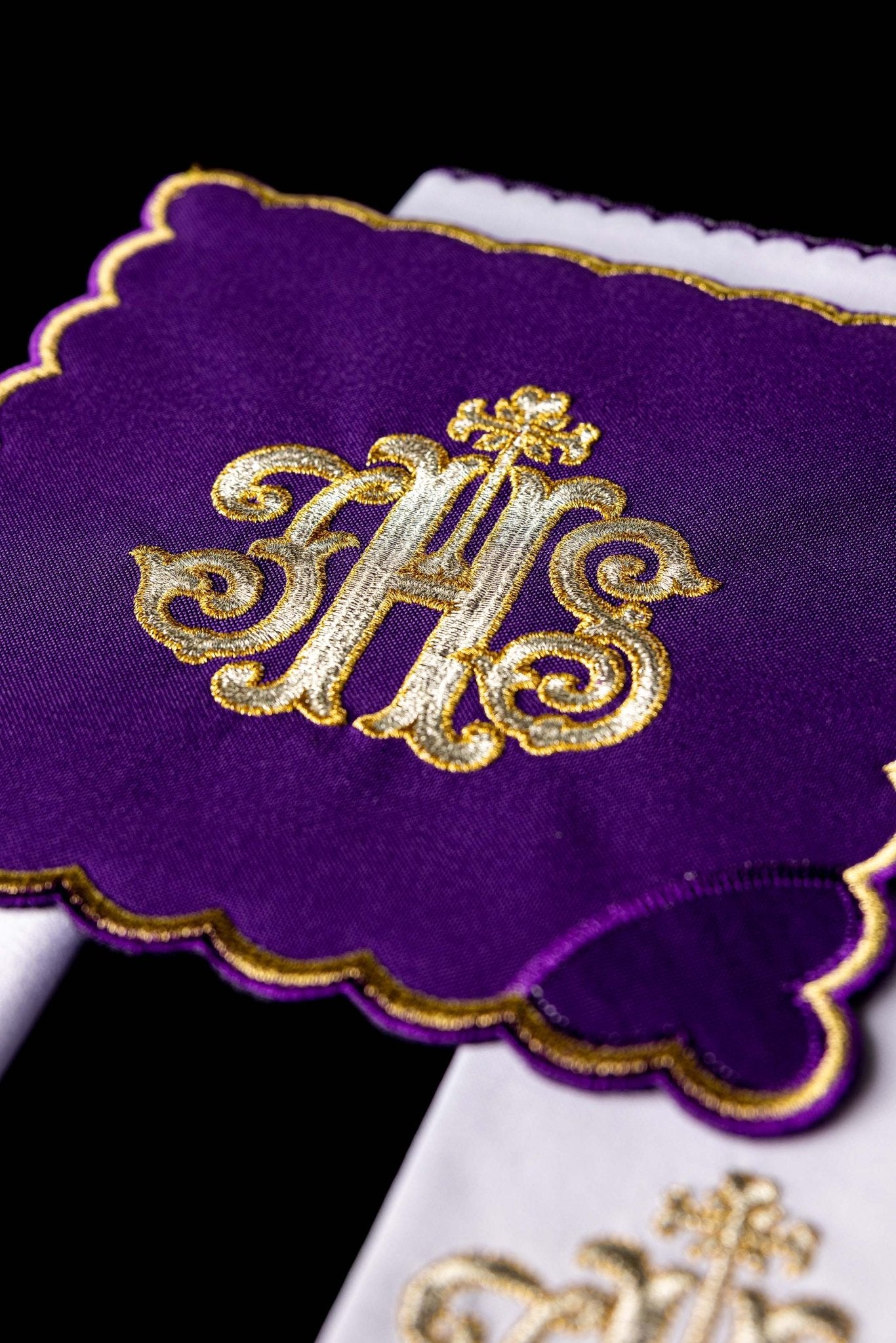 Servicio de altar bordado IHS palia morada KK/072/03 - CASULLAS.ES