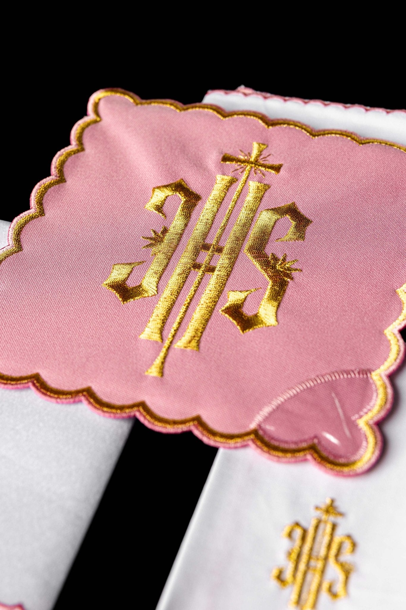 Servicio de altar Bordado IHS rosa KK/029/08 - CASULLAS.ES