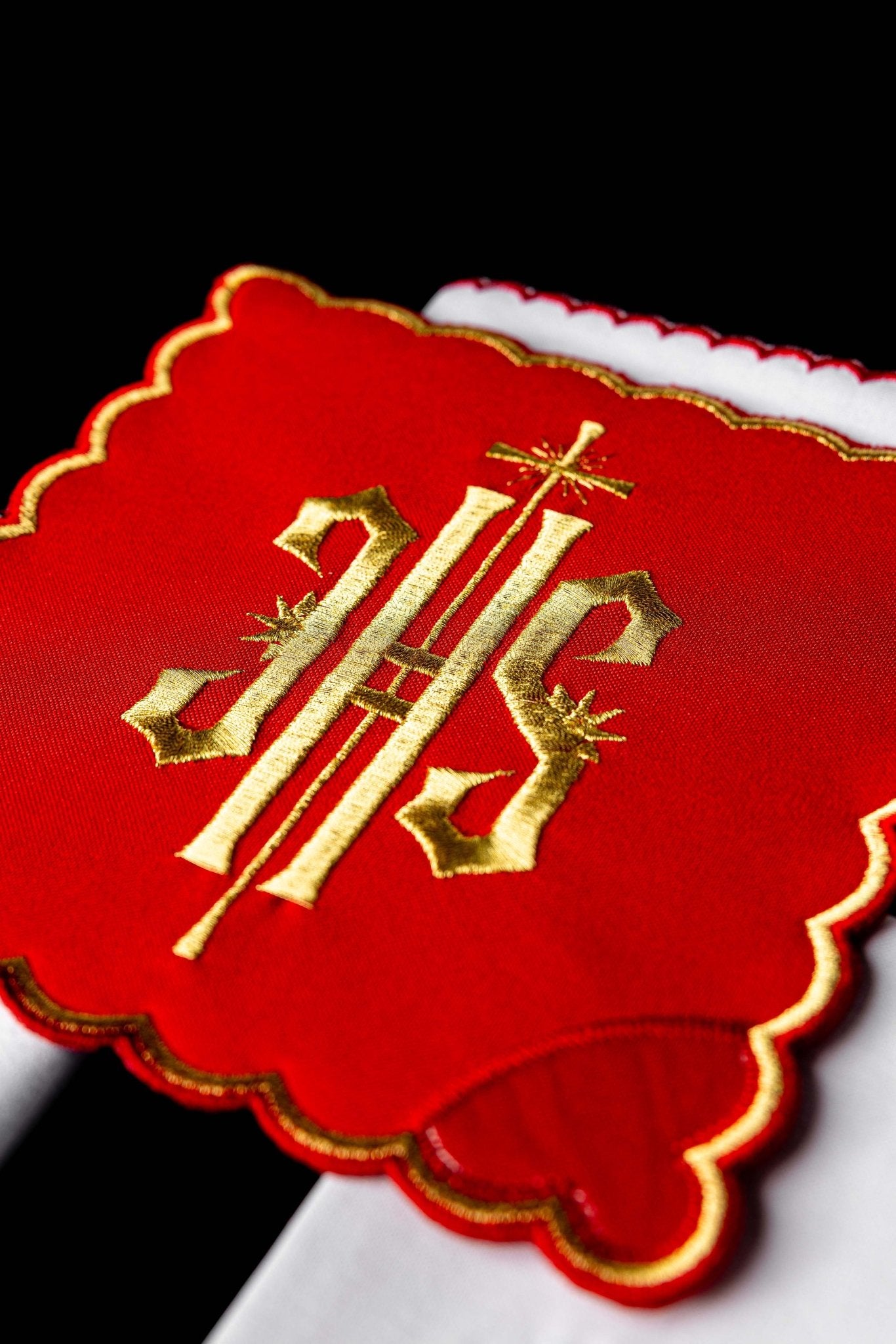 Servicio de altar con bordado IHS rojo KK/029/02 - CASULLAS.ES
