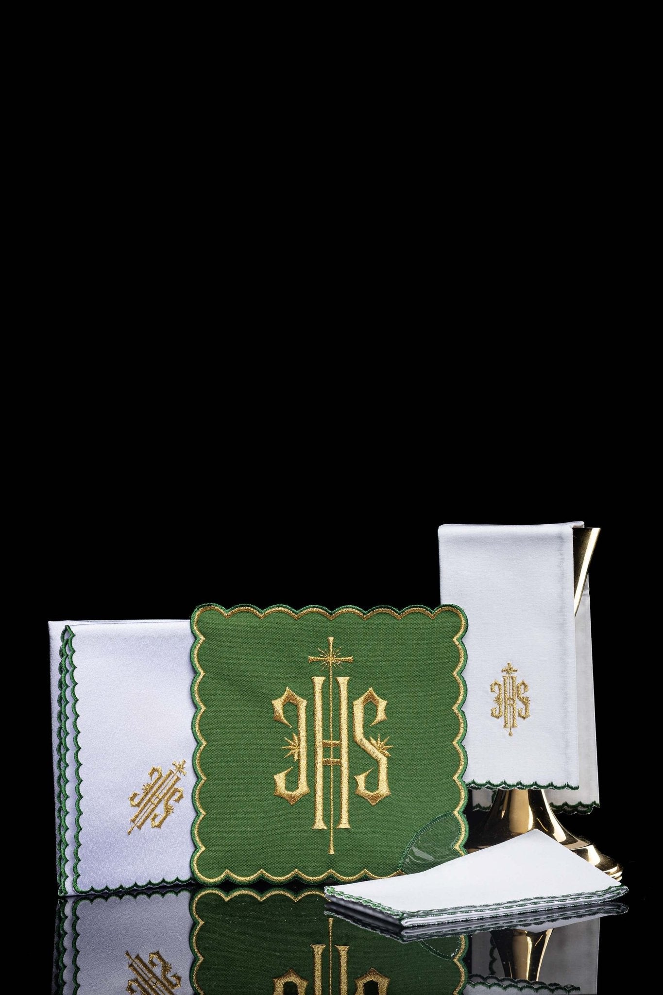 Servicio de altar con bordado IHS verde KK/029/01 - CASULLAS.ES