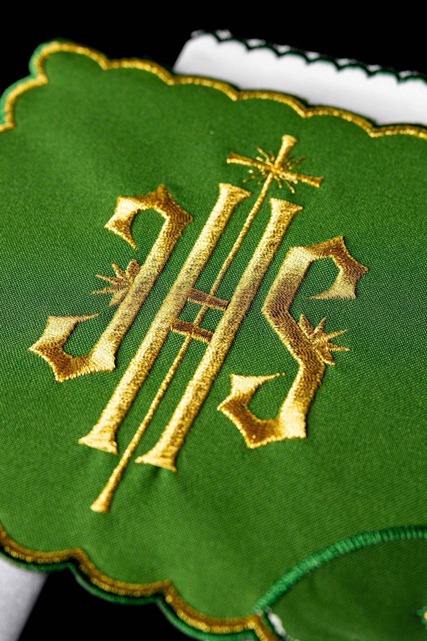 Servicio de altar con bordado IHS verde KK/029/01 - CASULLAS.ES