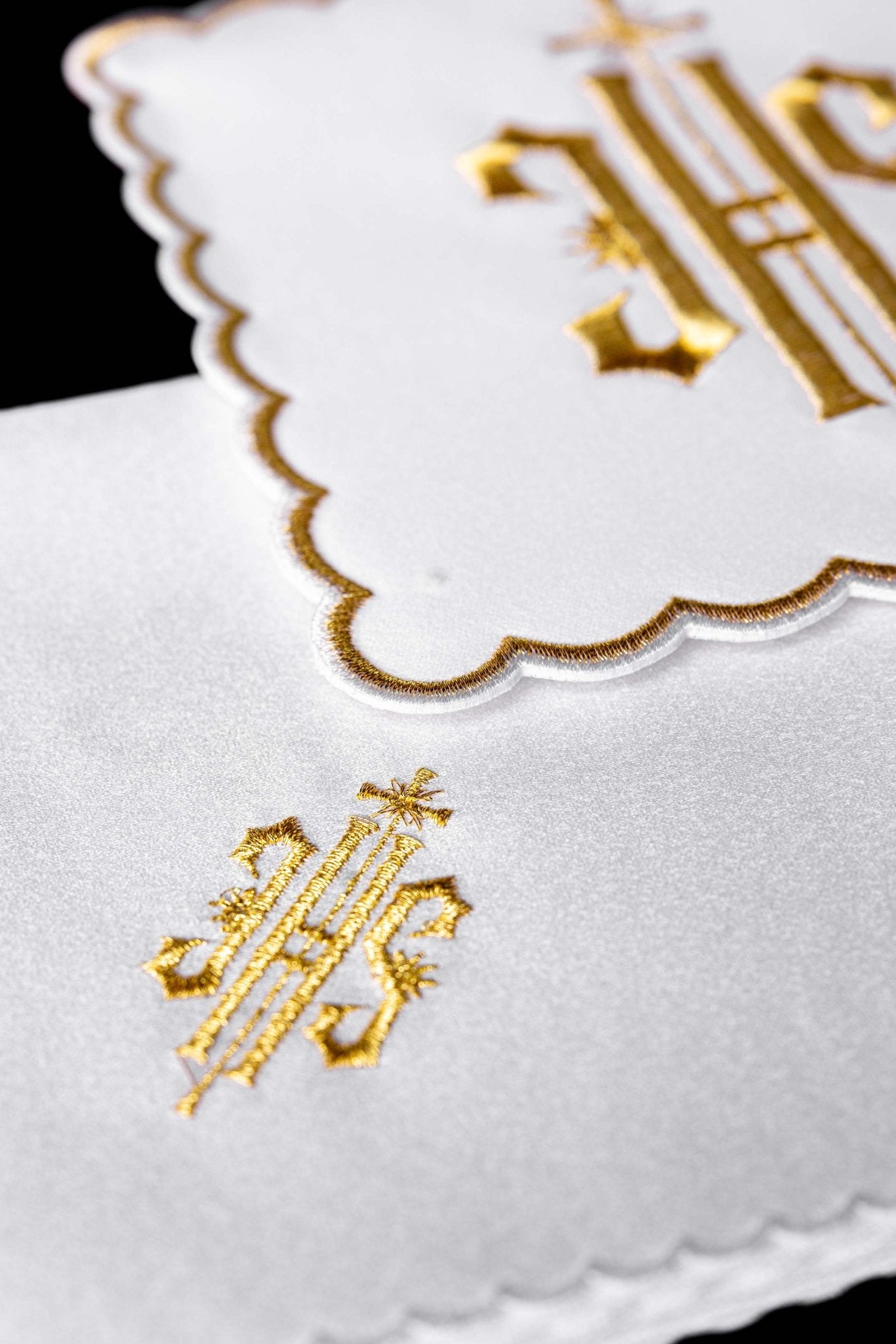 Servicio de altar con bordado IHS y ribete dorado KK/029/04 - CASULLAS.ES