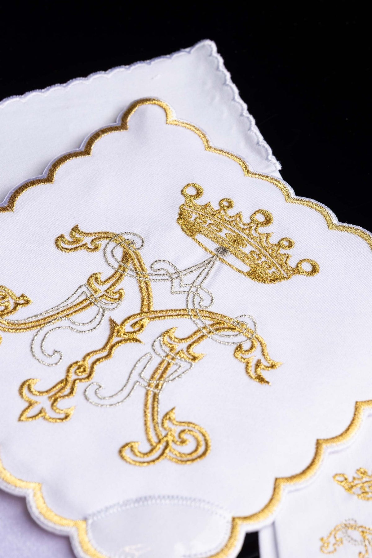 Servicio de altar con bordado Mariano dorado KK/020 - CASULLAS.ES