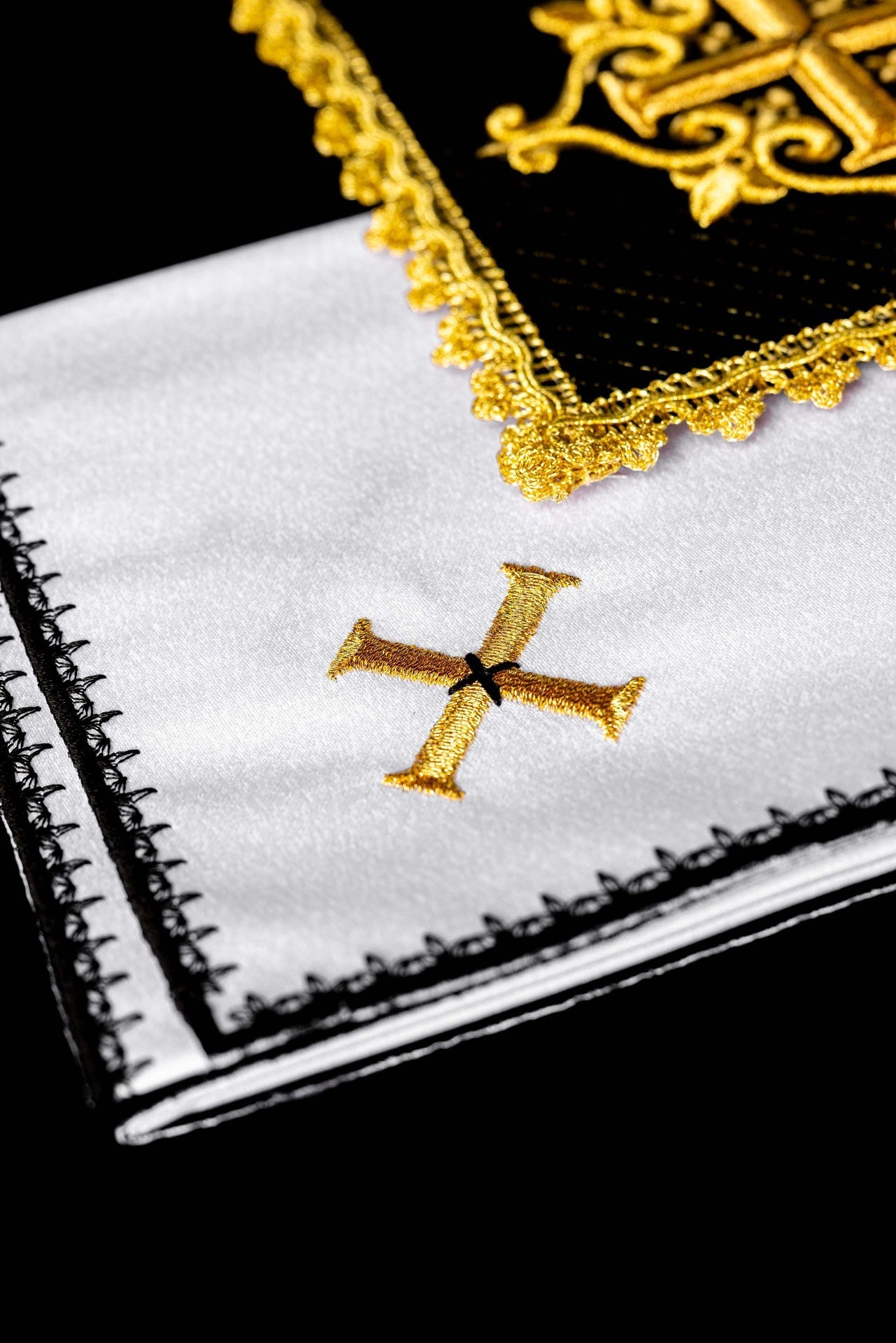 Servicio de altar con cruz bordada terciopelo negro LE/5029/C5 - CASULLAS.ES