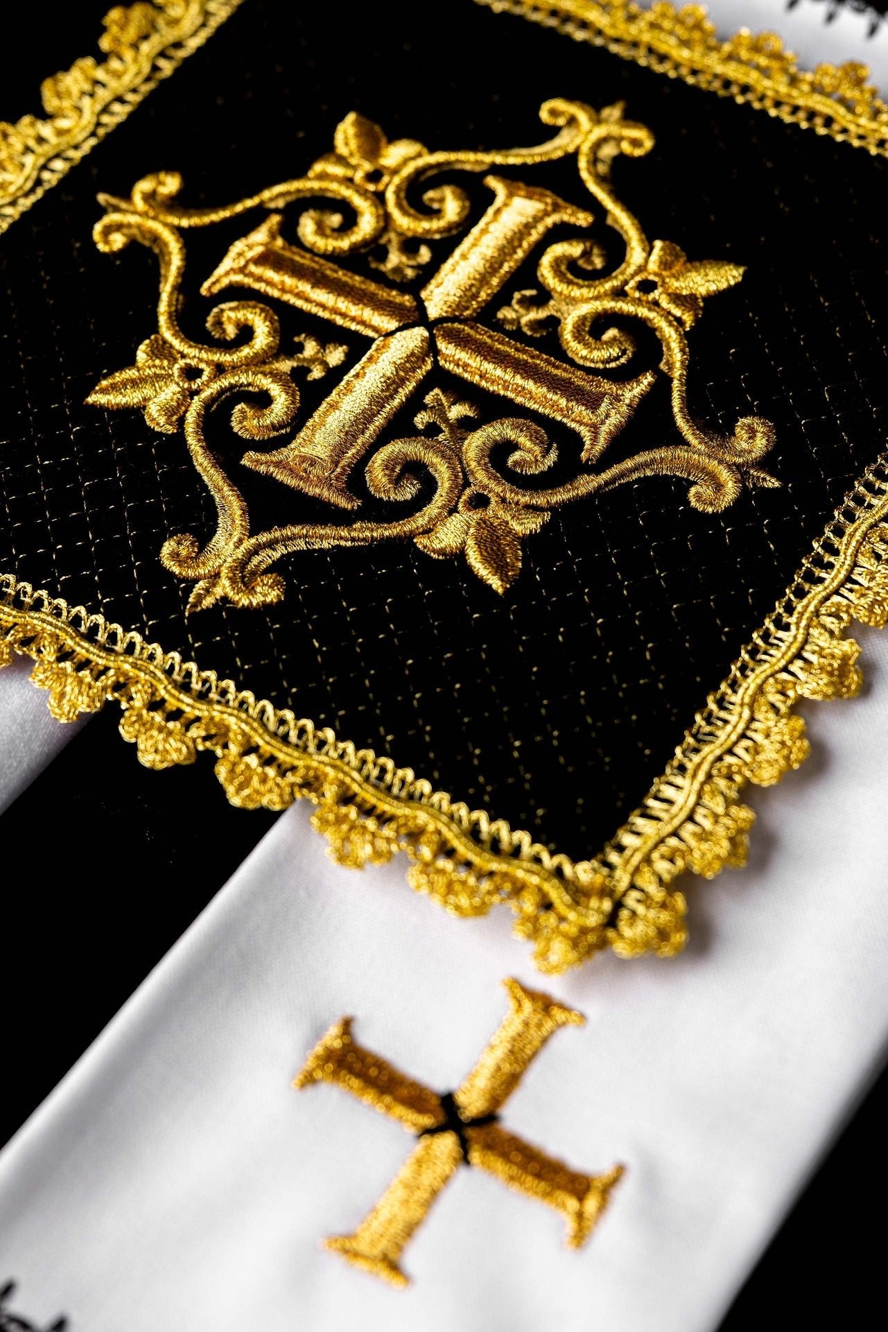 Servicio de altar con cruz bordada terciopelo negro LE/5029/C5 - CASULLAS.ES